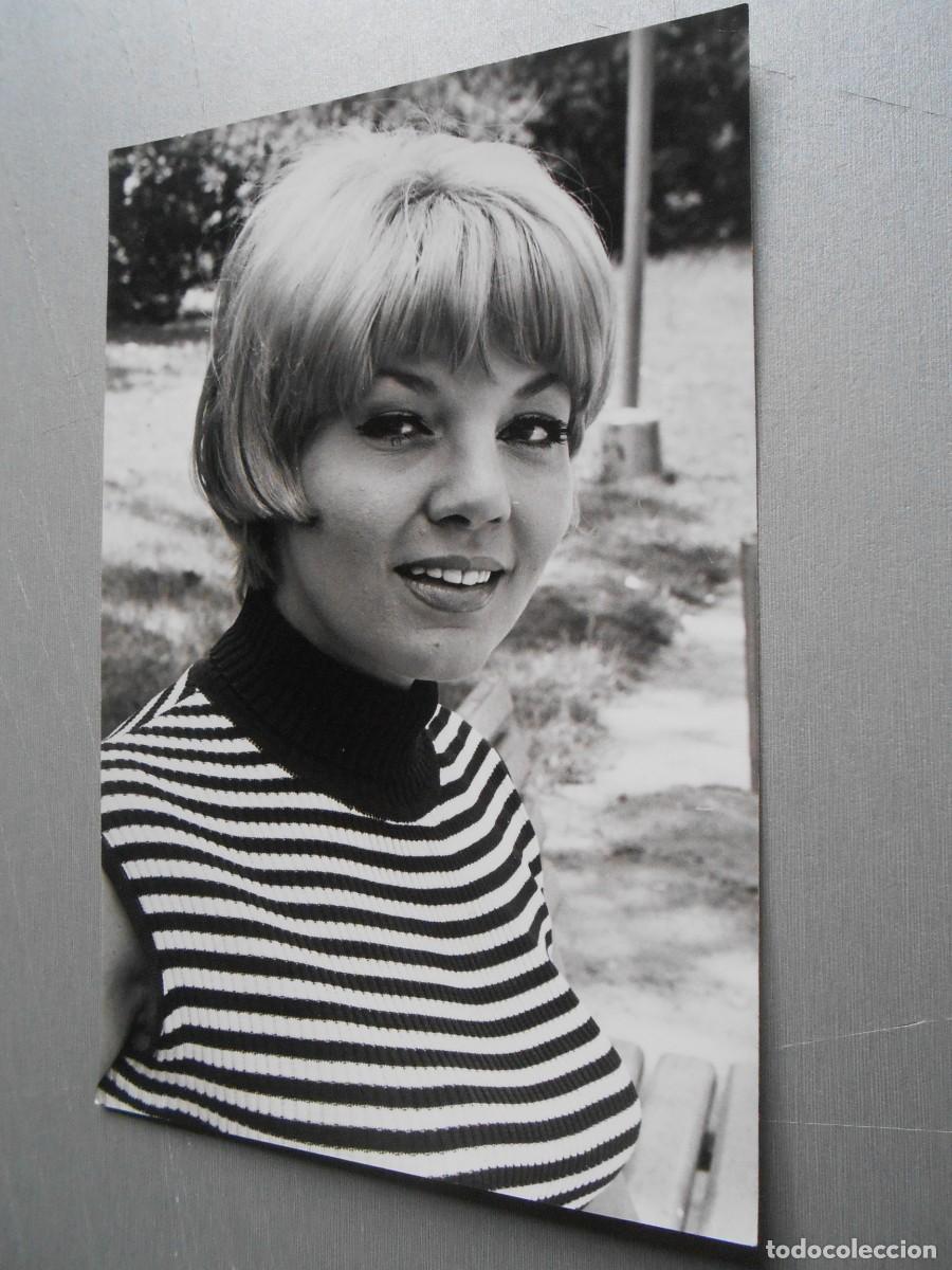 Cromos de F&uacute;tbol: FOTO de - TANIA VELIA -, de 12 x 18 cms.