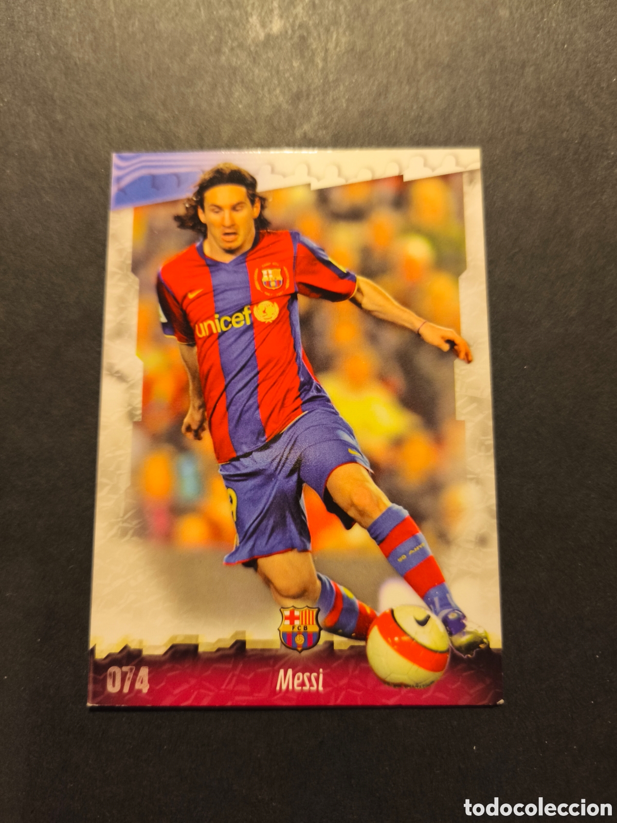 Football Stickers: N&ordm; 74 MESSI BASE FC BARCELONA MUNDICROMO 2009 VERSI&Oacute;N TRASERA NACIMIENTO 2 DIGITOS
