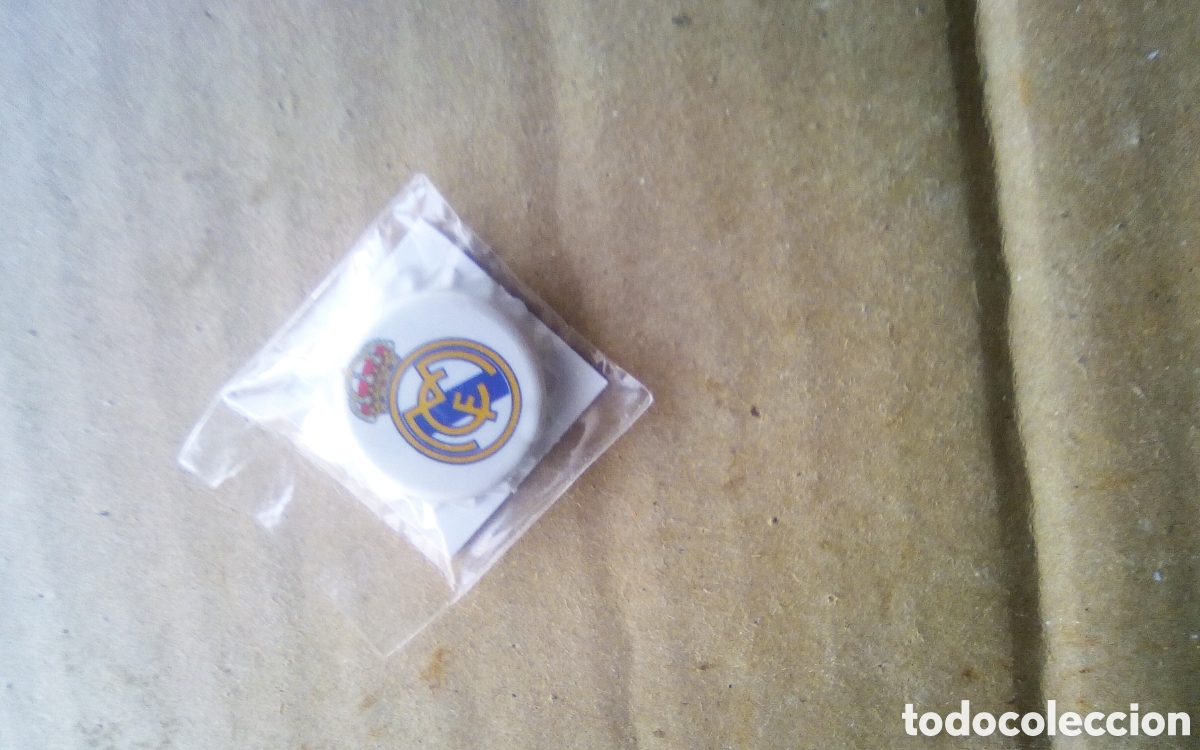 Cromos de F&uacute;tbol: Chapa pegota escudo Real Madrid. Grefusa. Sin abrir.