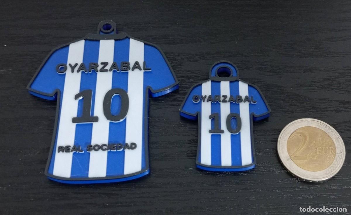 Cromos de F&uacute;tbol: -LOTE DE 2 LLAVEROS DE FUTBOL DEL JUGADOR OYARZABAL DE LA REAL SOCIEDAD ( 3D ) NUEVOS