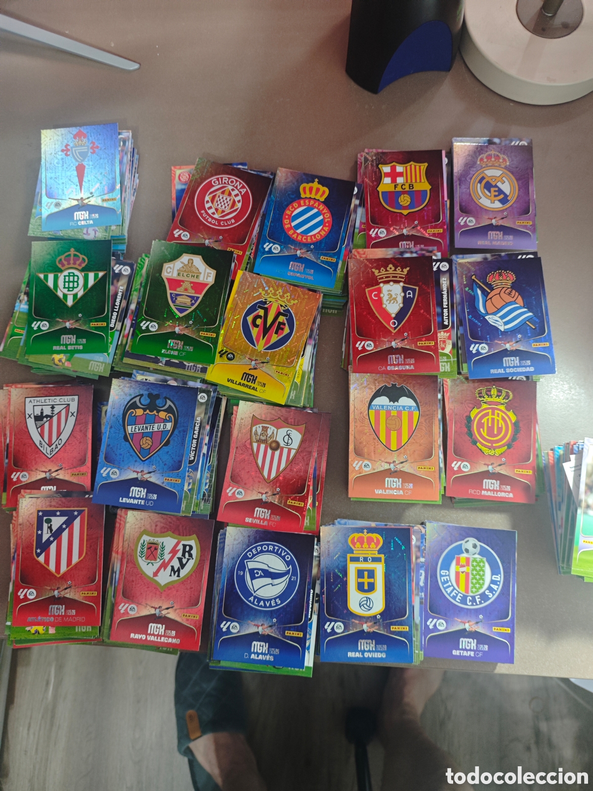 Cromos de F&uacute;tbol: Lote 20 escudos COMPLETO Megacracks 2025 2026 25 26