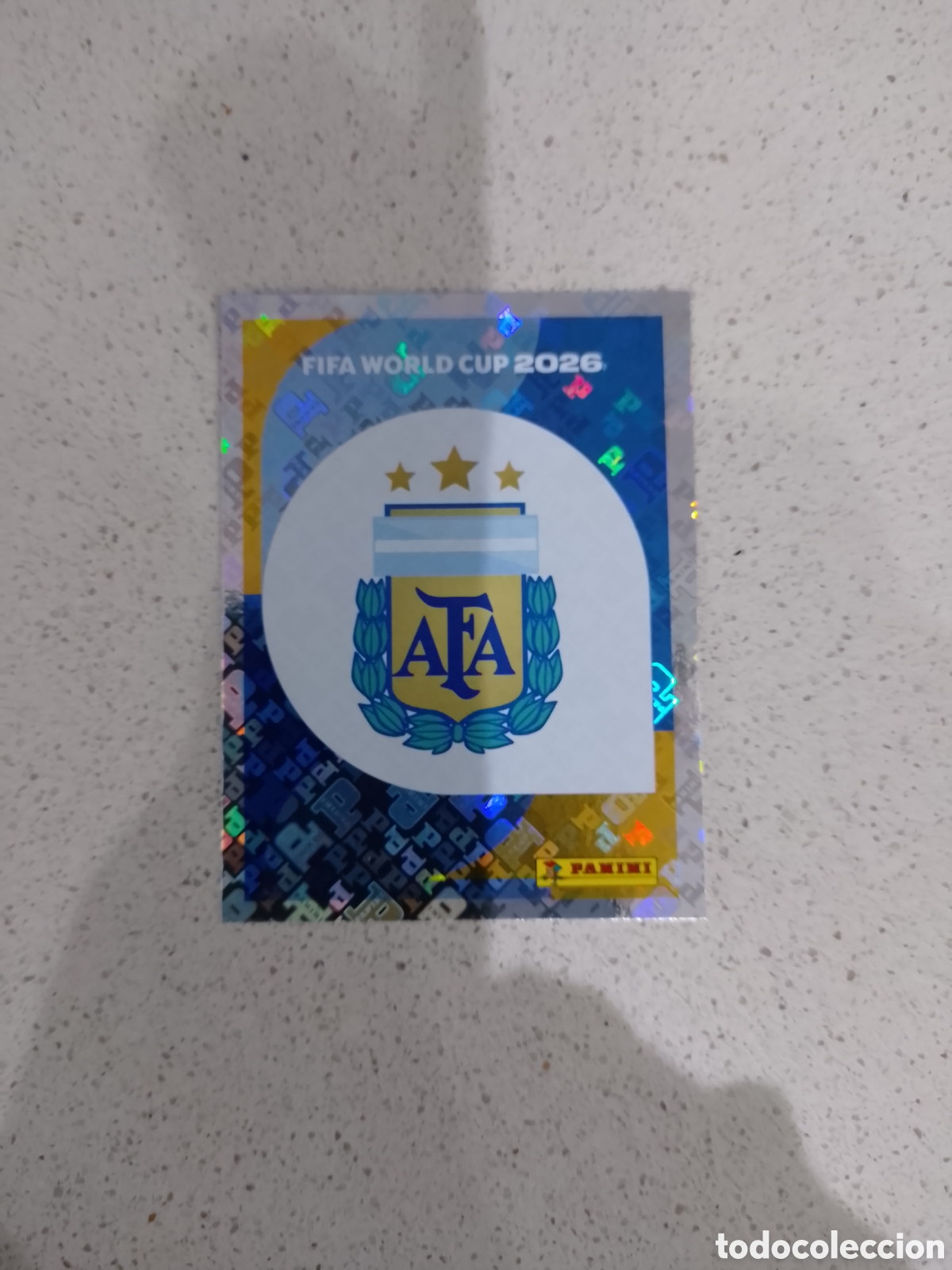 Cromos de F&uacute;tbol: CROMO ROOKIE N&Uacute;MERO 1 ESCUDO ARGENTINA. MUNDIAL 2026. PANINI.