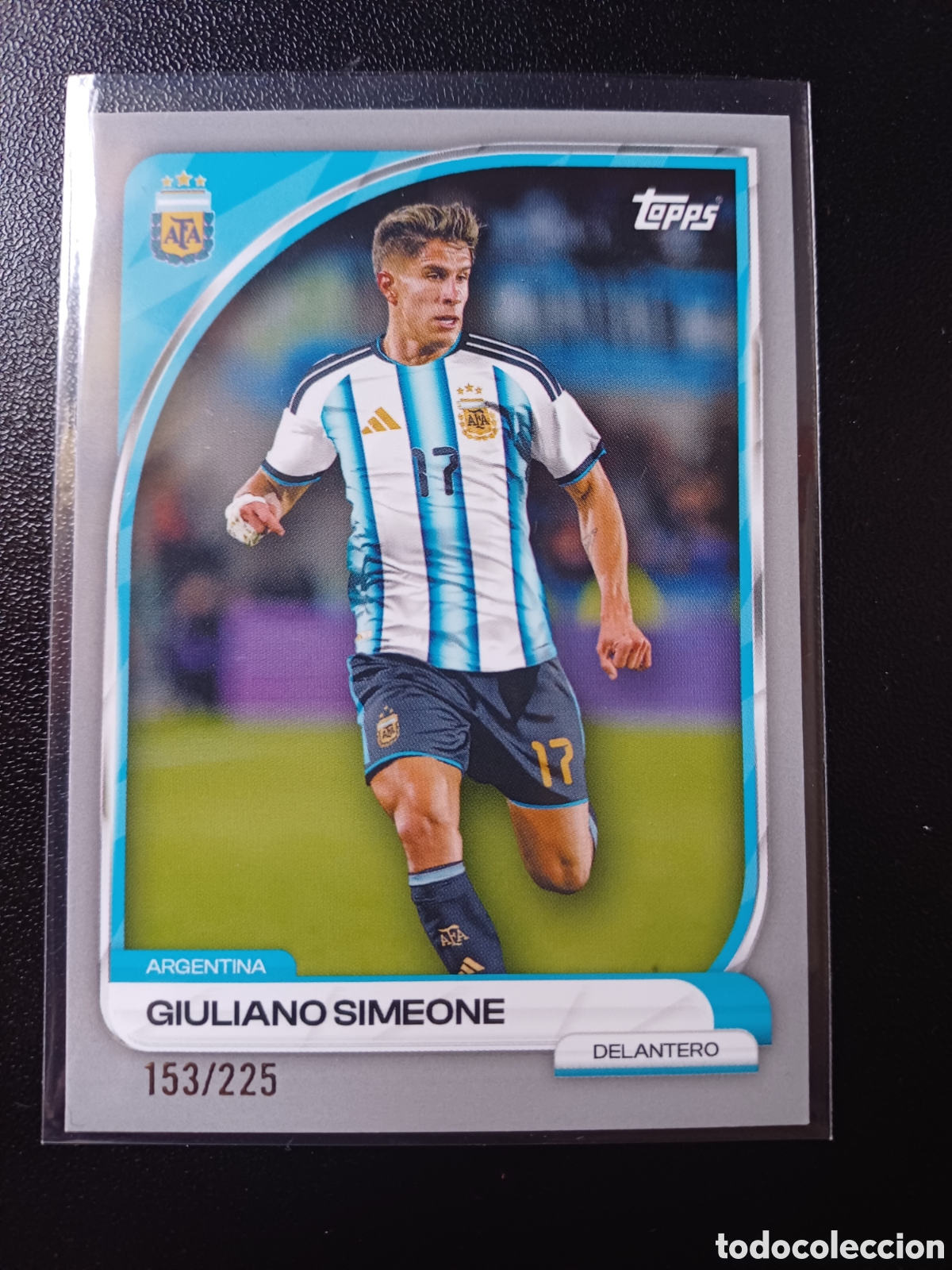 Cromos de F&uacute;tbol: #16 GIULIANO SIMEONE 153/225 NUMERADA TOPPS ARGENTINA COLLECTOR TIN 2026