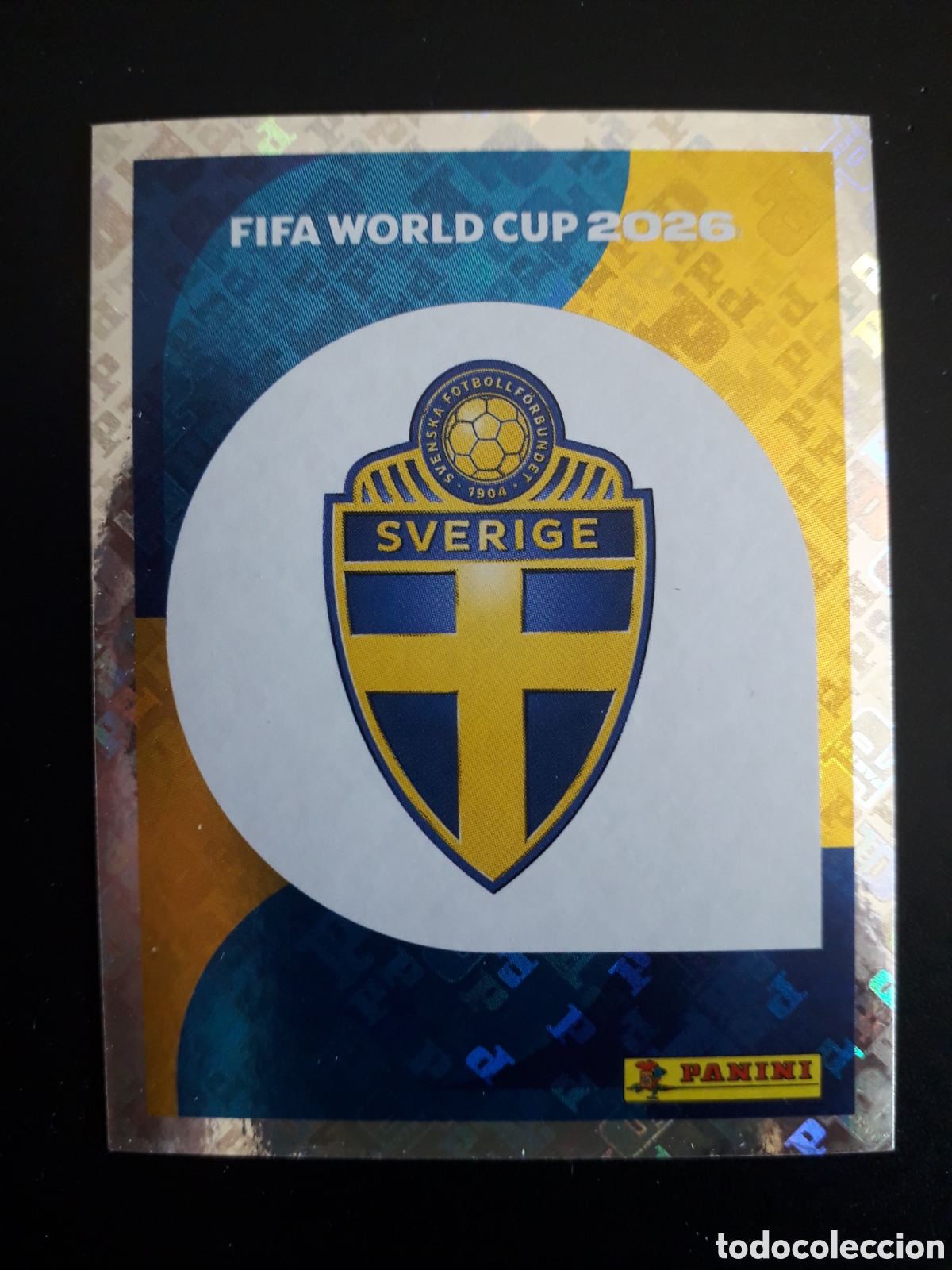 Cromos de F&uacute;tbol: ESCUDO SUECIA SWE 1 MUNDIAL F&Uacute;TBOL 2026 FIFA WORLD CUP PANINI SIN PEGAR PEDIDO M&Iacute;NIMO 3&euro;.