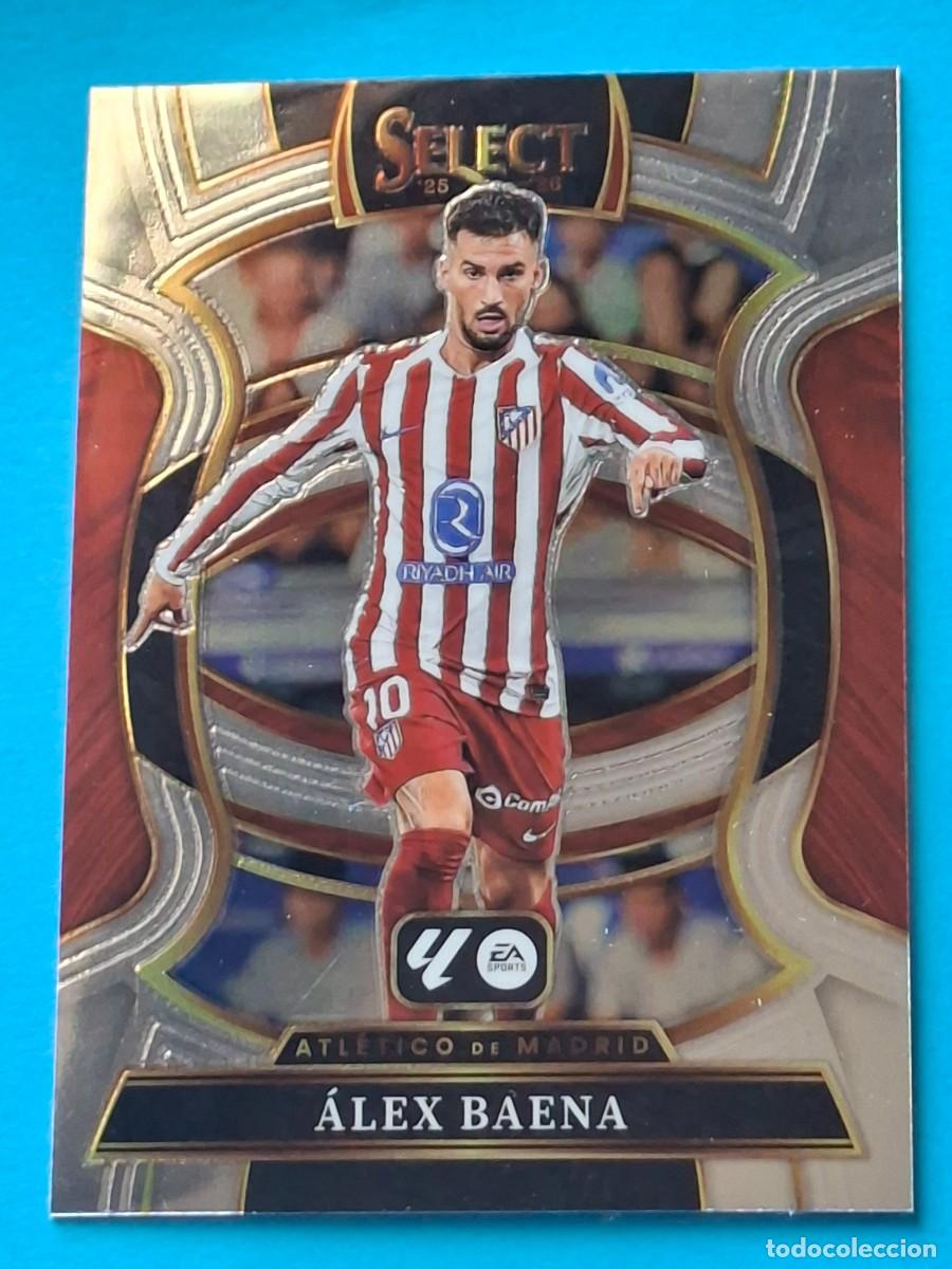 Figurine di Calcio: Terrace #11 &Aacute;LEX BAENA (Atl&eacute;tico Madrid) Panini SELECT La Liga 2025-26