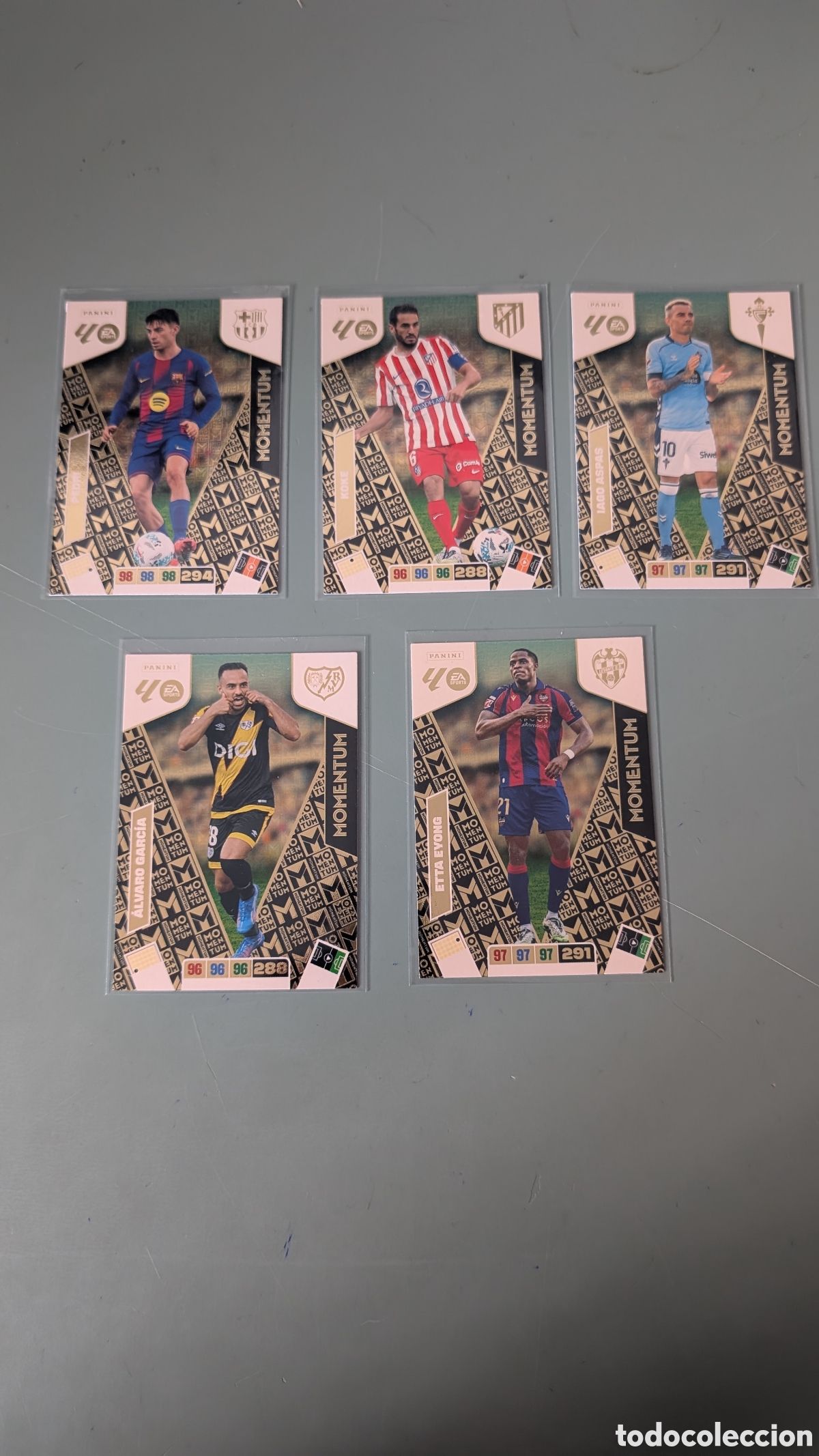 Fu&szlig;ball-Sticker: LOTE 5 MOMENTUM DIFERENTES ADRENALYN XL LIGA 2025/2026 25 26 PANINI
