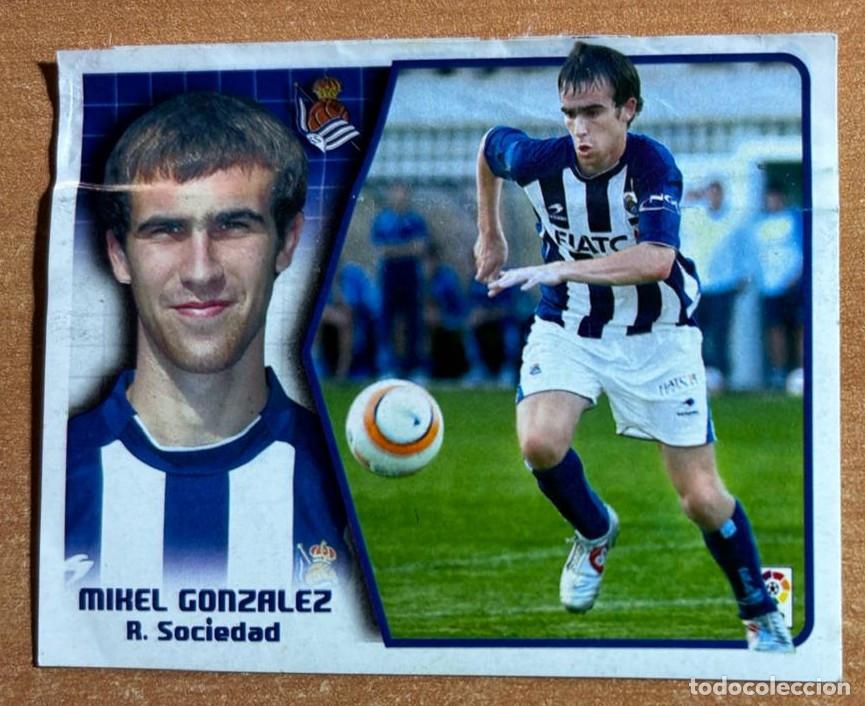 Cromos de F&uacute;tbol: EDICIONES ESTE 2005-2006 05 06 MIKEL GONZALEZ (REAL SOCIEDAD) COLOCA VENTANILLA LEER