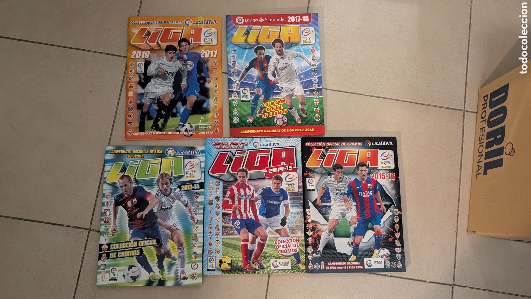Figurine di Calcio: LOTE 5 ALBUMES LIGA ESTE DIFERENTES 2010, 2013 , 2014, 2015, 2017 INCOMPLETOS BUEN ESTADO