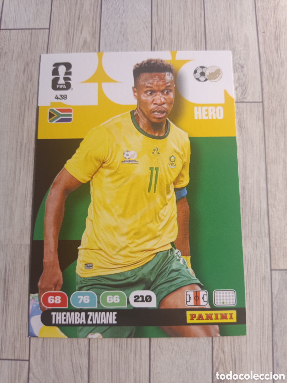 Cromos de Futebol: 439 THEMBA ZWANE SOUTH AFRICA HERO ADRENALYN XL MUNDIAL FIFA WORLD CUP 2026 PANINI