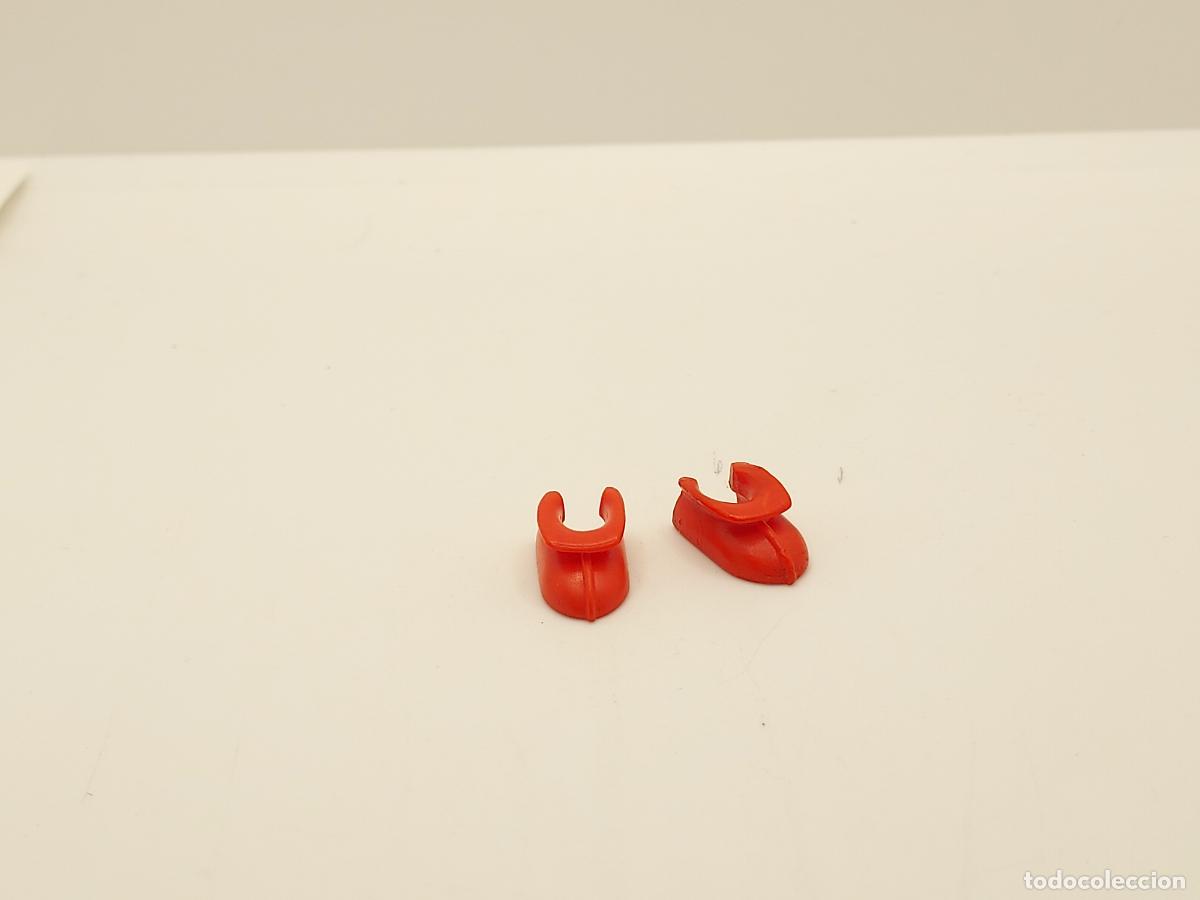 Cromos de F&uacute;tbol: PLAYMOBIL SEGUNDA MANO ZAPATOS INDIO BABUCHAS OESTE