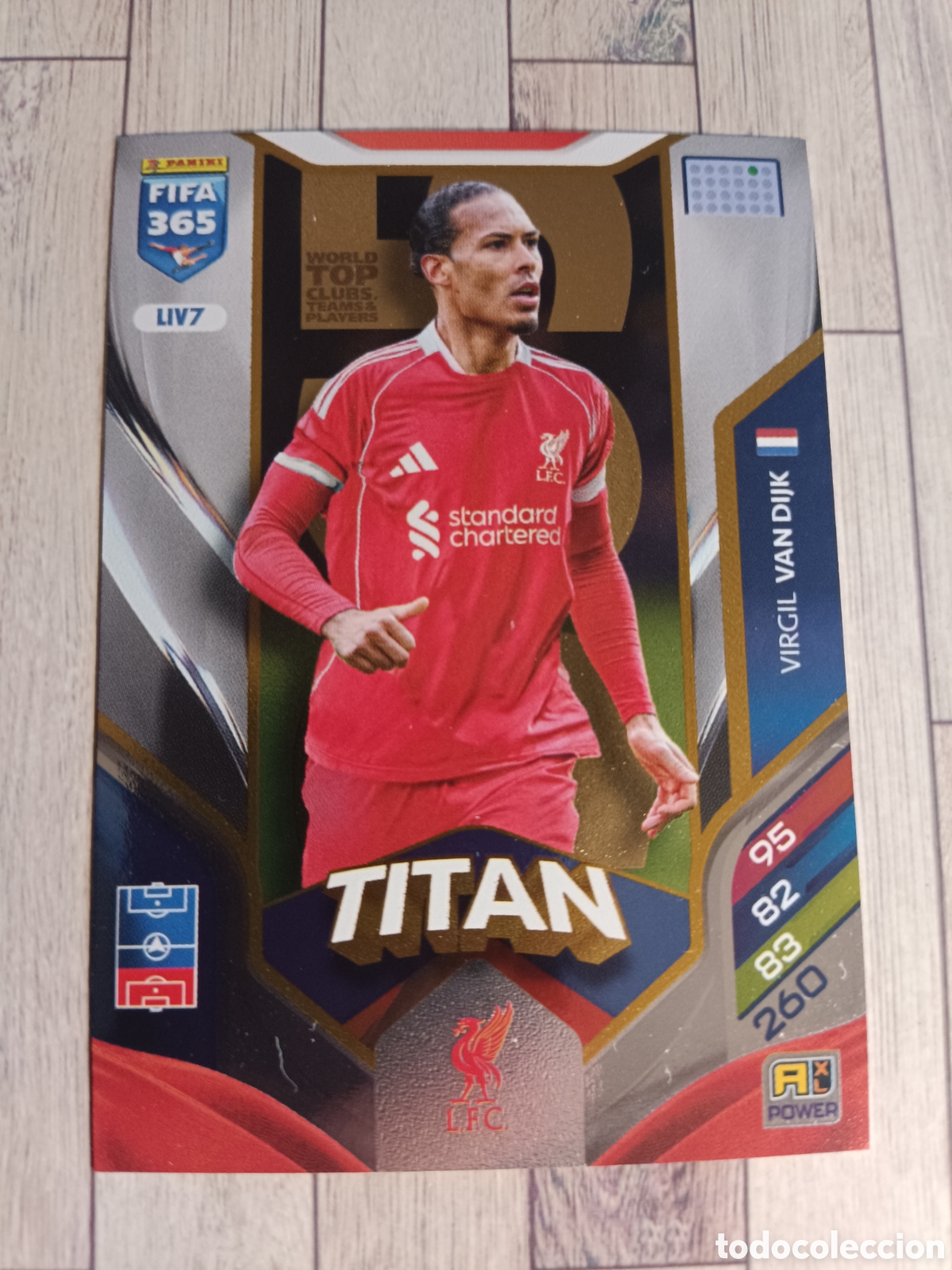 Cromos de F&uacute;tbol: LIV7 VIRGIL VAN DIJK TITAN LIVERPOOL ADRENALYN XL FIFA 365 2026