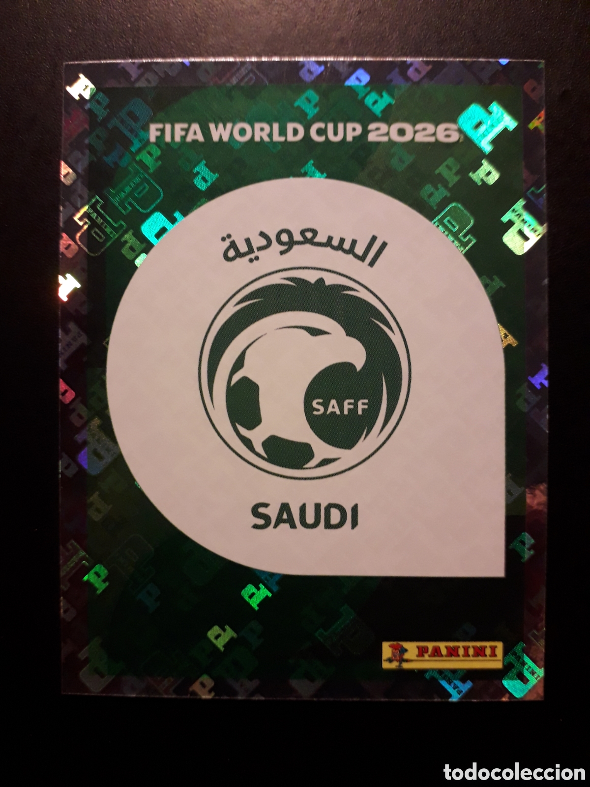 Cromos de F&uacute;tbol: ESCUDO ARABIA SAUD&Iacute; KSA 1 MUNDIAL F&Uacute;TBOL 2026 FIFA WORLD CUP PANINI SIN PEGAR PEDIDO M&Iacute;NIMO 3&euro;