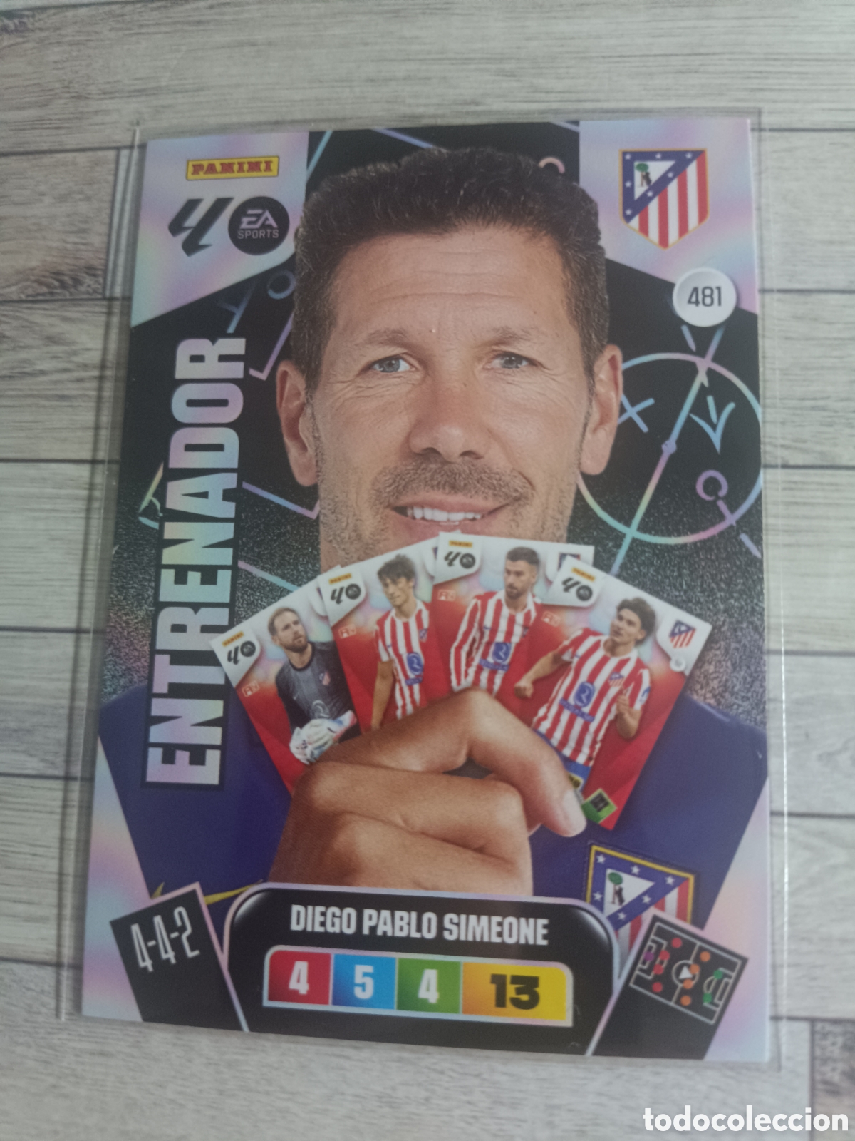 Cromos de F&uacute;tbol: 481 ENTRENADOR SIMEONE ATLETICO DE MADRID ADRENALYN XL LIGA 2025 2026 PANINI 25 26