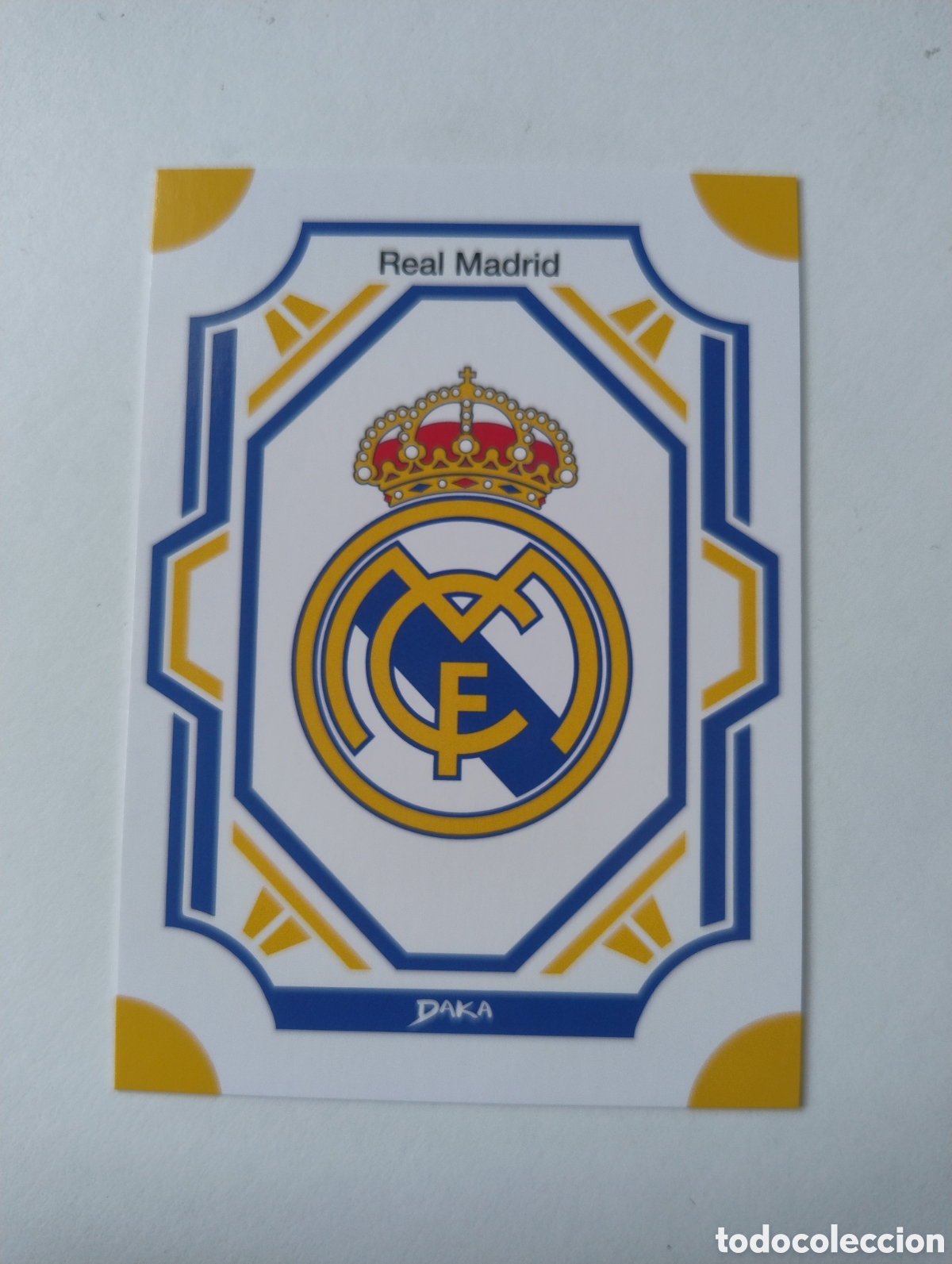 Cromos de F&uacute;tbol: RM 32 B - Escudo - Real Madrid - Daka 2025 - 2026