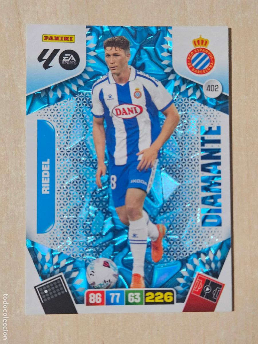 Cartes &agrave; collectionner de Football: FICHA N&ordm; 402 RIEDEL - ADRENALYN 25 26 - PANINI 2025 - 26 - CROMO - DIAMANTE