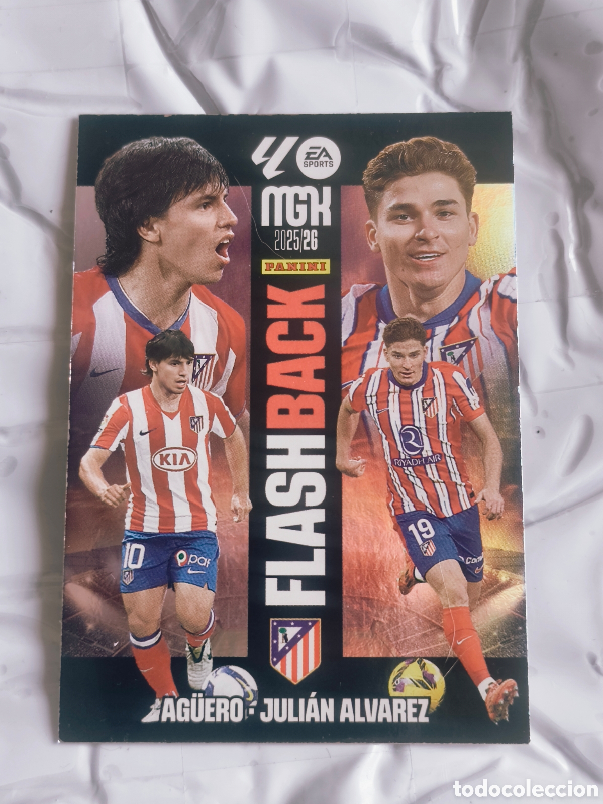 Figurine di Calcio: Carta Ag&uuml;ero - Juli&aacute;n &Aacute;lvarez Flashback - Panini Megacracks 2025/26 MGK Atl&eacute;tico