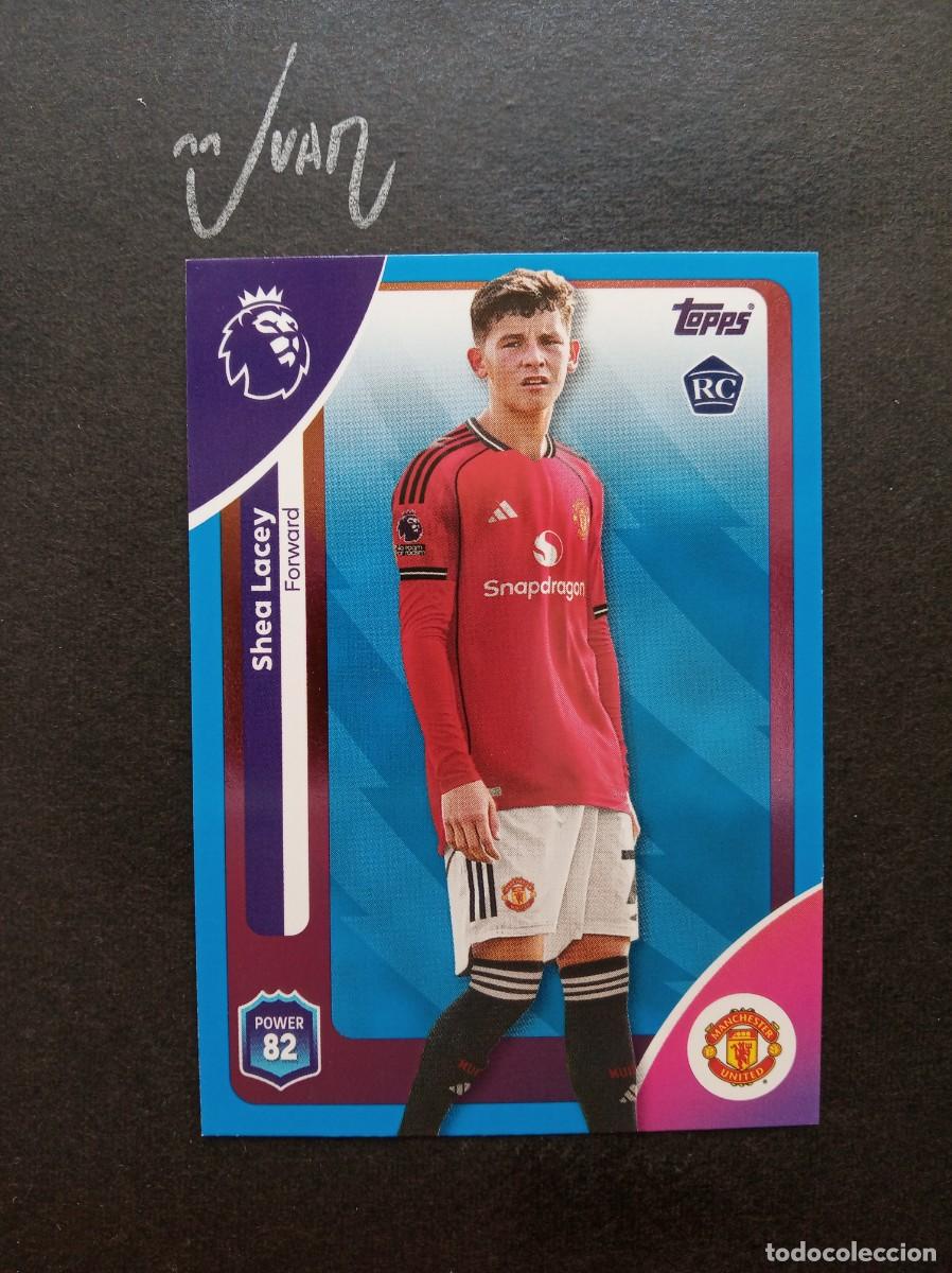 Cromos de F&uacute;tbol: N&ordm; 209 PARALELA BLUE ROOKIE SHEA LACEY MANCHESTER UNITED ⚽ TOPPS &reg; PREMIER LEAGUE 2025 2026 25 26