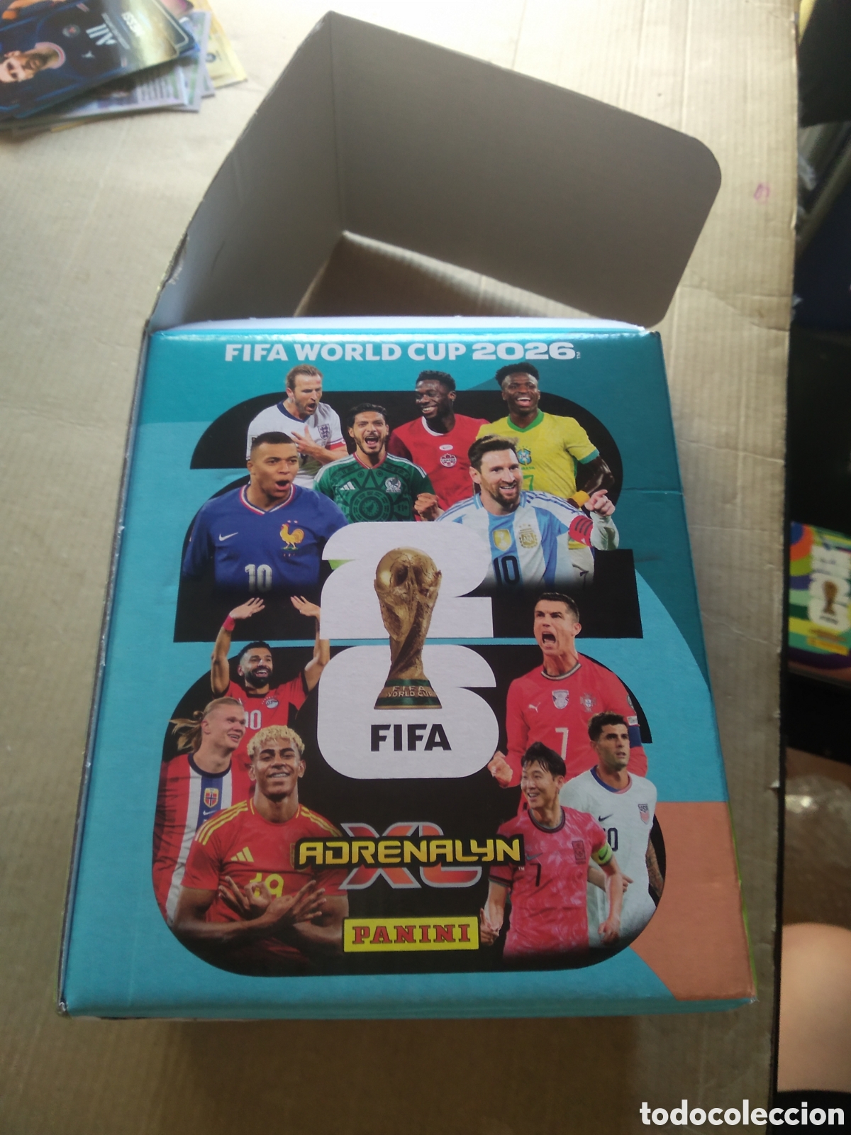 Cromos de F&uacute;tbol: CAJa VACIA CROMO FUTBOL PANINI ADRENALYN MUNDIAL 2026 LAMINE YAMAL MESSI RONALDO MBAPPE VINI KANE