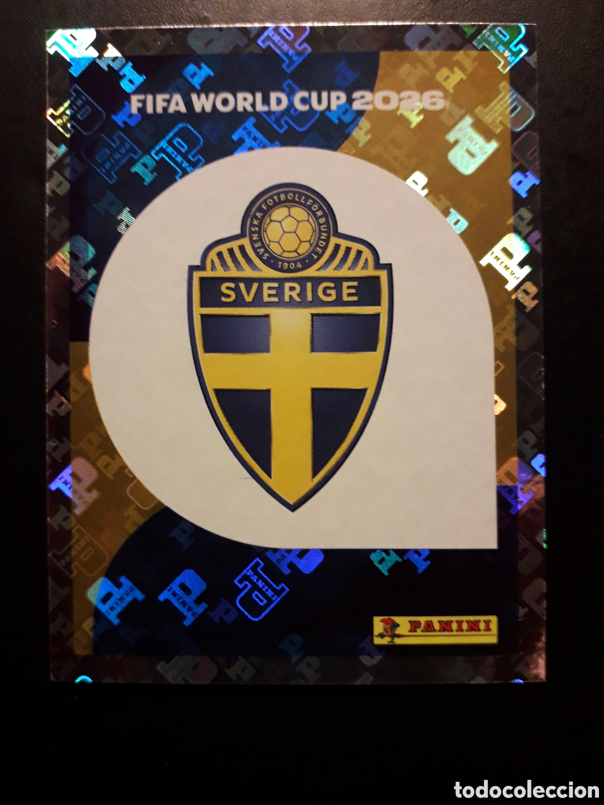 Cromos de F&uacute;tbol: ESCUDO SUECIA SWE 1 MUNDIAL F&Uacute;TBOL 2026 FIFA WORLD CUP PANINI SIN PEGAR PEDIDO M&Iacute;NIMO 3&euro;.