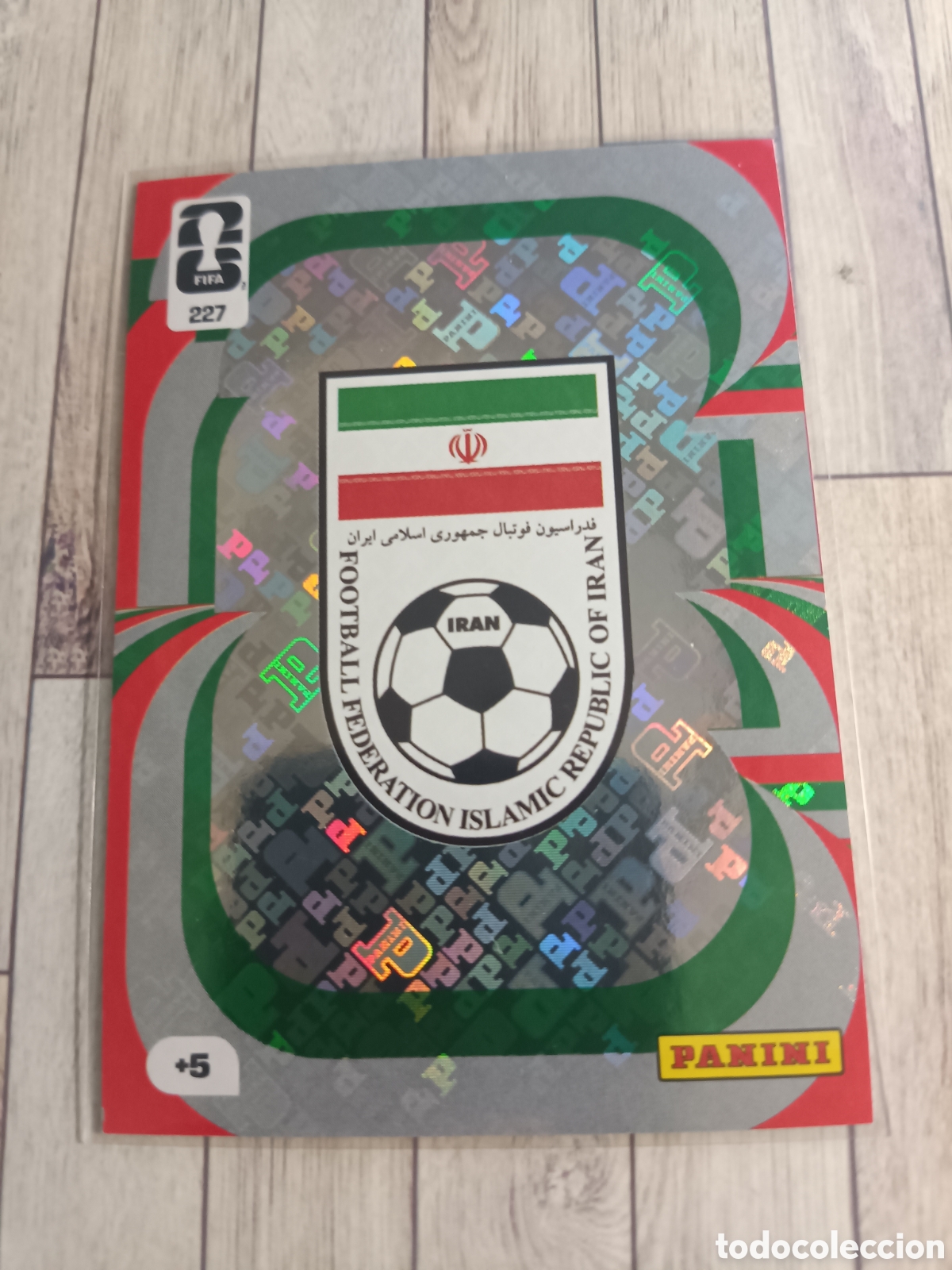 Fu&szlig;ball-Sticker: 227 ESCUDO TEAM CREAST IRAN ADRENALYN XL MUNDIAL FIFA WORLD CUP 2026 PANINI