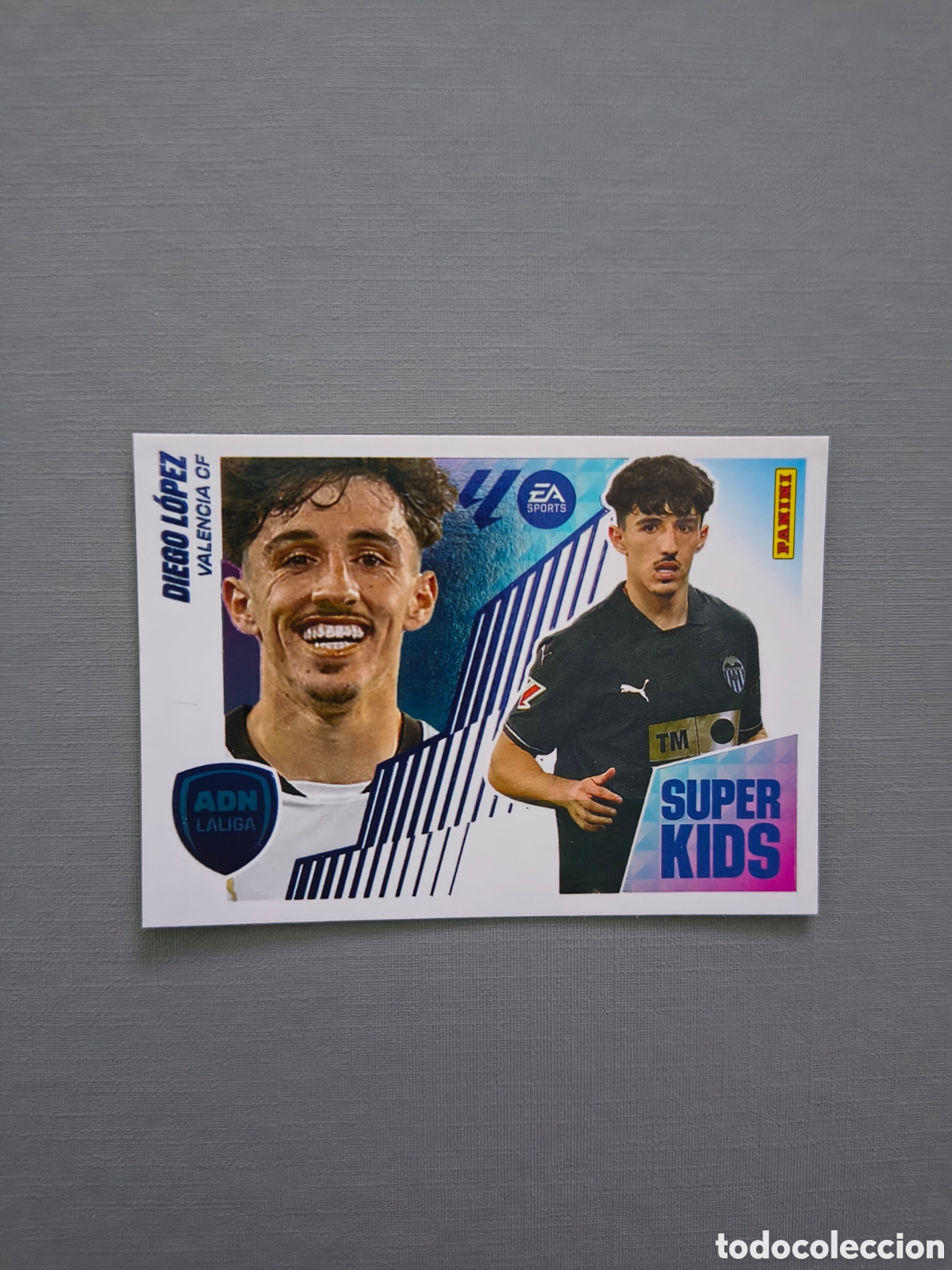 Figurine di Calcio: LALIGA ESTE EA SPORTS 25 26 ALBUM PANINI ADN SUPER KIDS&nbsp; N 7 DIEGO L&Oacute;PEZ VALENCIA