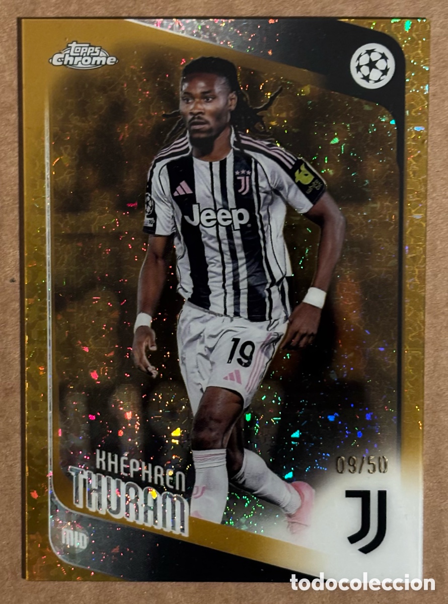 Figurine di Calcio: KHEPREN THURAM (JUVENTUS). CARTA GOLD GEOMETRIC REFRACTOR NUMERADA 9/50 TOPPS CHROME UEFA 2025/26