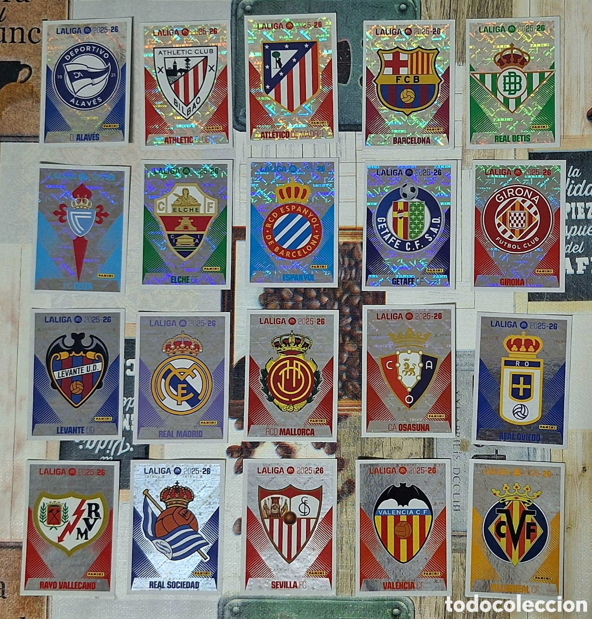 Cromos de F&uacute;tbol: Lote completo ESCUDOS - liga este 2025 2026