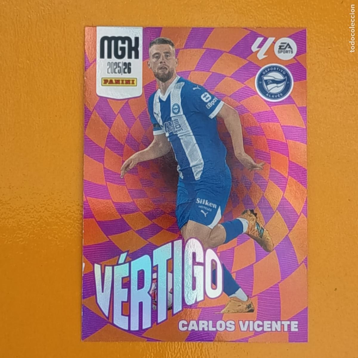 Cromos de F&uacute;tbol: 382 CARLOS VICENTE. V&Eacute;RTIGO. DEPORTIVO ALAV&Eacute;S. MEGACRACKS 2025-26. PANINI