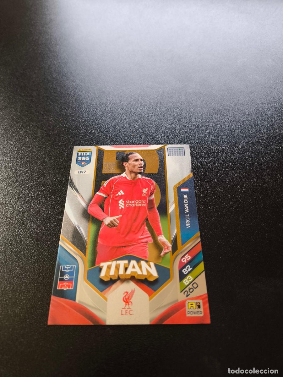Fu&szlig;ball-Sticker: LIV7 Virgil van Dijk TITAN LIVERPOOL PANINI ADRENALYN FIFA 365 2025 2026 NO LIGA ESTE