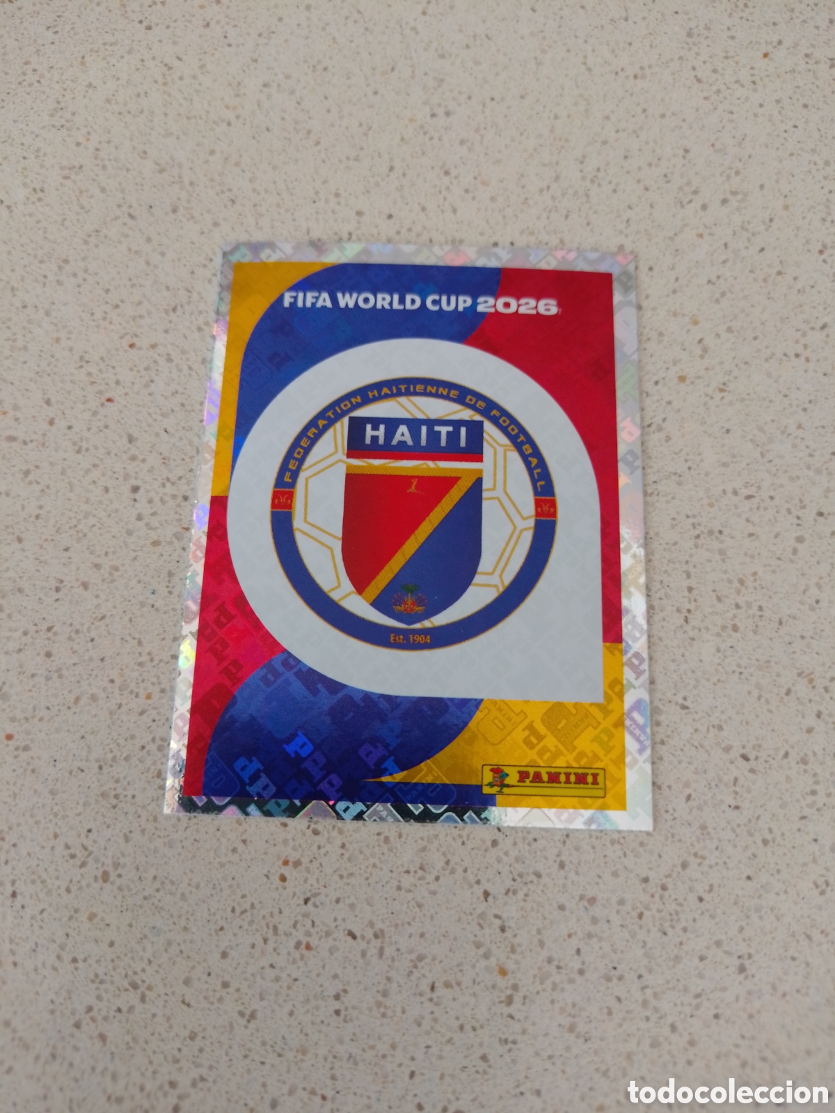 Cromos de F&uacute;tbol: CROMO NUMERO 1 ESCUDO HAITI. MUNDIAL 2026. PANINI.