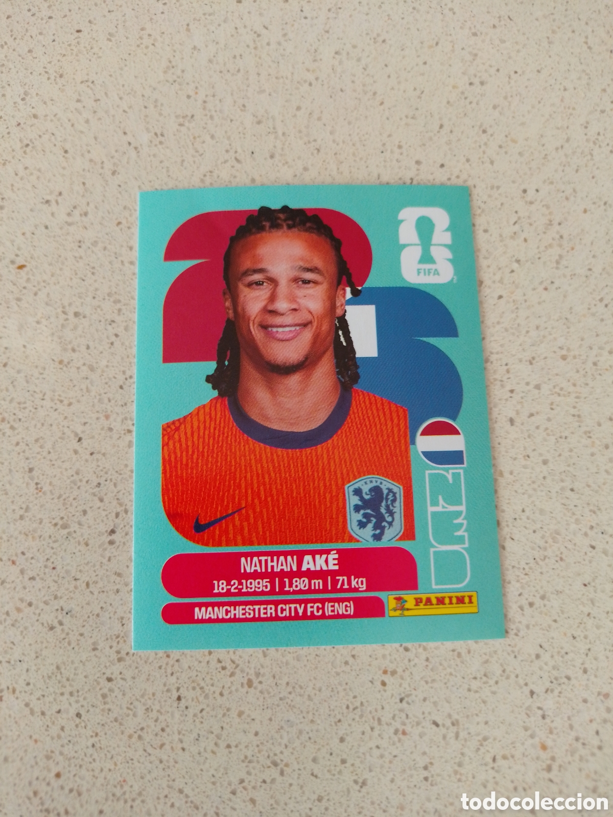 Cromos de F&uacute;tbol: CROMO NUMERO 7 AK&Eacute; PAISES BAJOS. MUNDIAL 2026. PANINI.