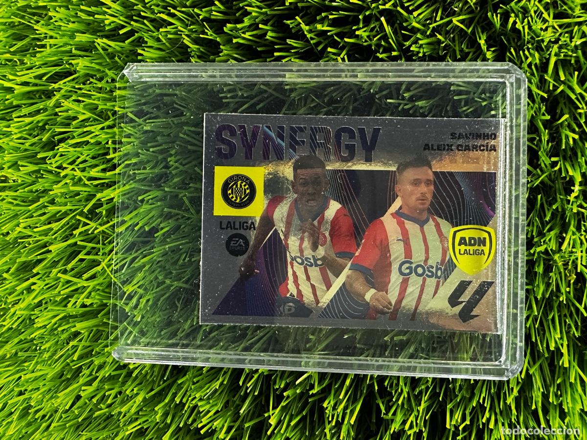Cromos de F&uacute;tbol: Savinho - Aleix Garc&iacute;a ADN - Synergy Edici&oacute;n Limitada Plateado Girona FC Liga Este 23 24