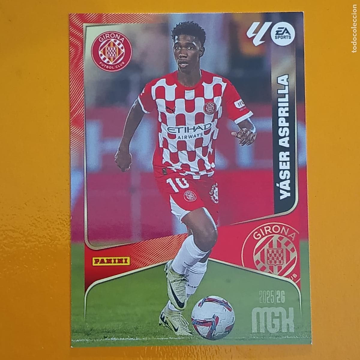 Fu&szlig;ball-Sticker: 195 Y&Aacute;SER ASPRILLA. GIRONA F.C. MEGACRACKS 2025-26. PANINI