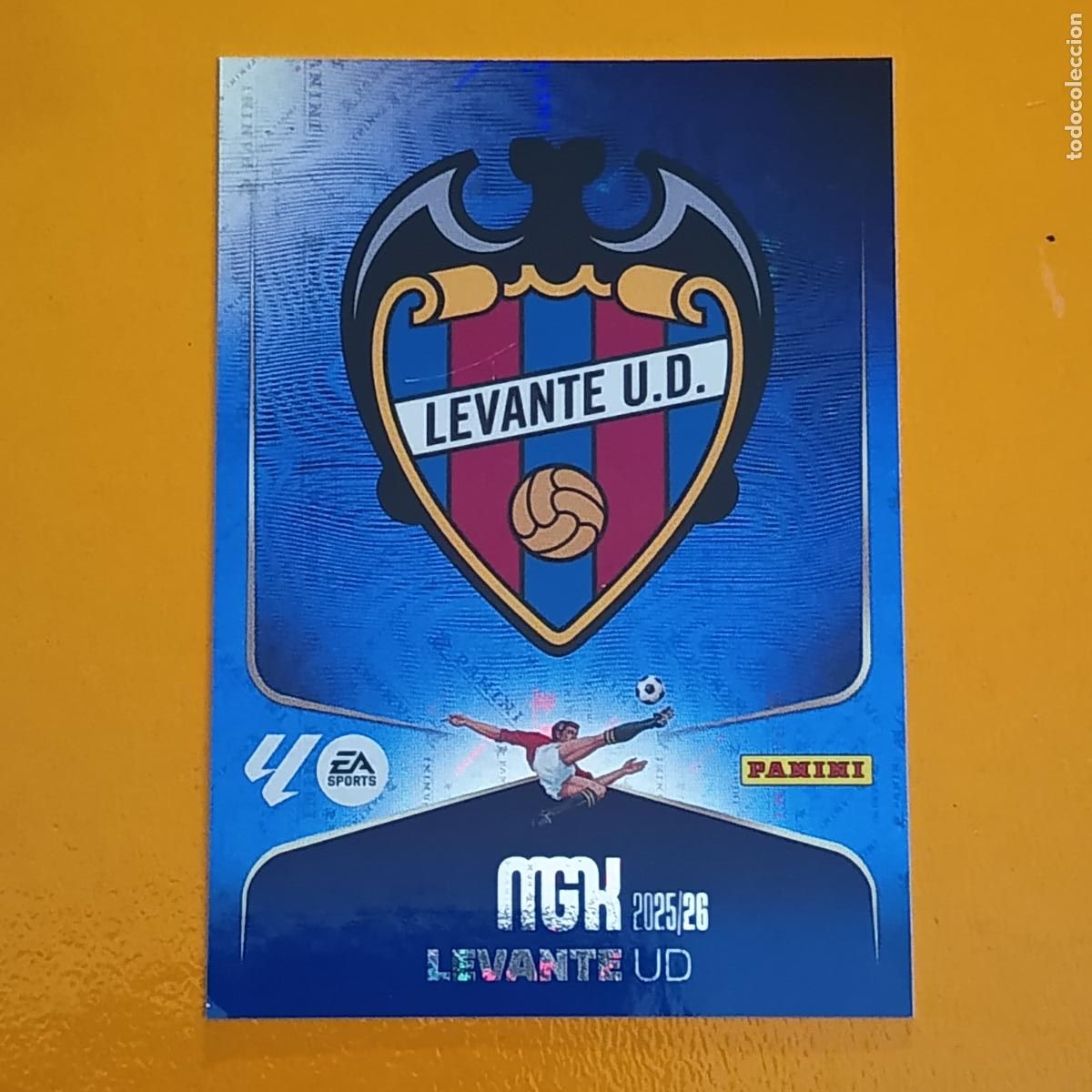 Cromos de F&uacute;tbol: 199 ESCUDO LEVANTE U.D. MEGACRACKS 2025-26. PANINI