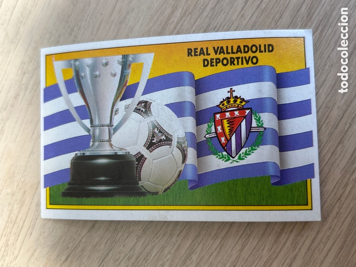 Cromos de Futebol: ESCUDO Y BANDERA REAL VALLADOLID LIGA ESTE 1990 1991 90 91 NUNCA PEGADO SIN PEGAR
