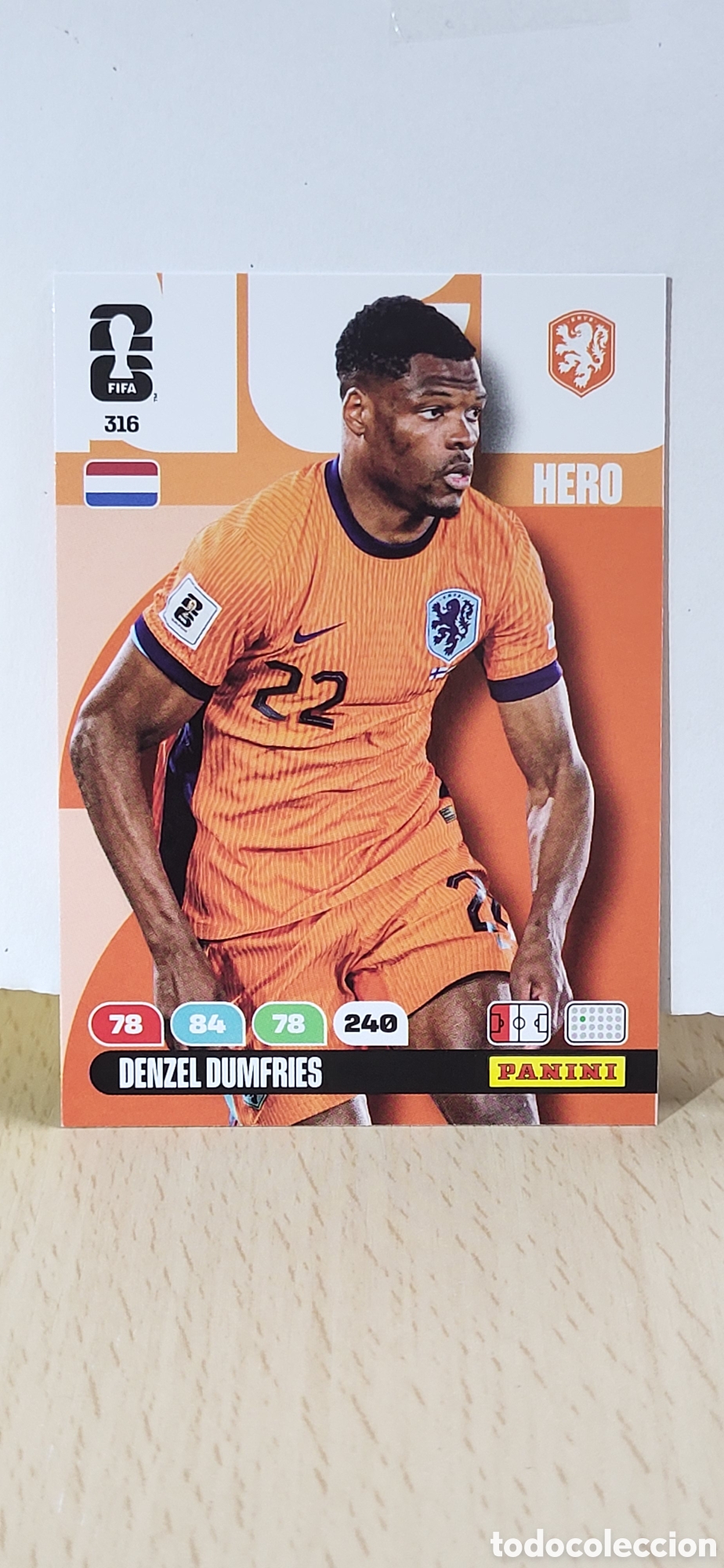 Fu&szlig;ball-Sticker: DENZEL DUMFRIES PAISES BAJOS HOLANDA N&ordm; 316 ADRENALYN XL MUNDIAL 2026 26 FIFA WORLD CUP PANINI