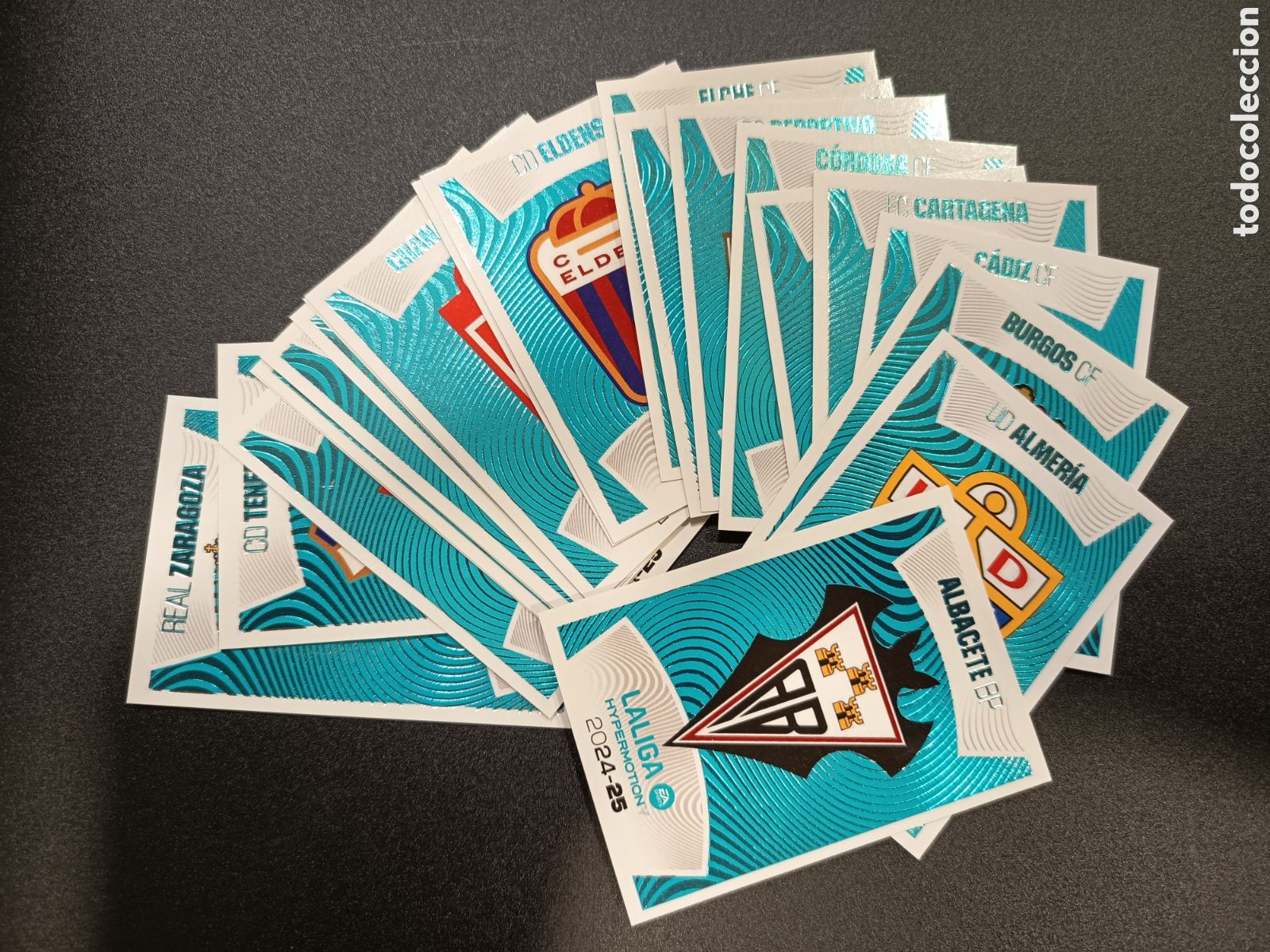 Cromos de f&uacute;tbol: Colecci&oacute;n completa Escudos Liga Hypermotion 22 cromos - stickers Liga Este 2024-25 2024 2025 PANINI