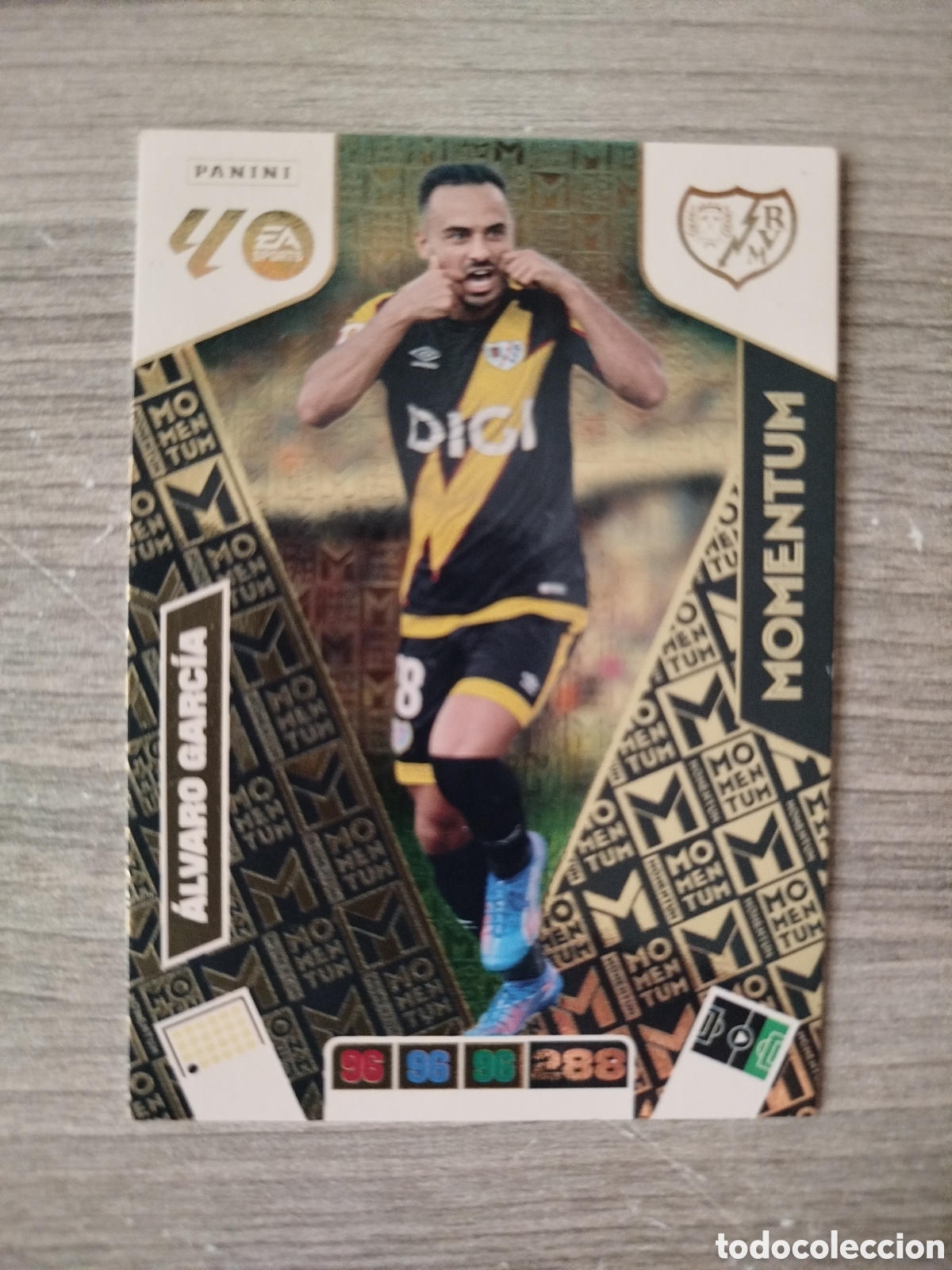 Fu&szlig;ball-Sticker: ADRENALYN 2025/26.Rayo Vallecano.Alvaro Garc&iacute;a (MOMENTUM).