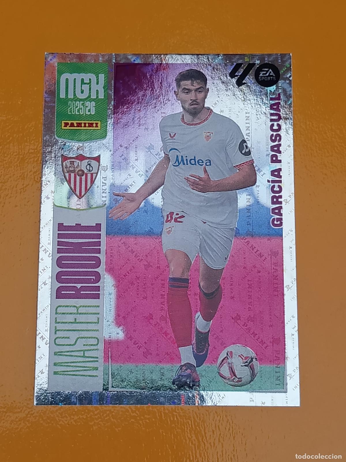 Figurine di Calcio: 412 GARC&Iacute;A PASCUAL. MASTER ROOKIE. SEVILLA F.C. MEGACRACKS 2025-26. PANINI