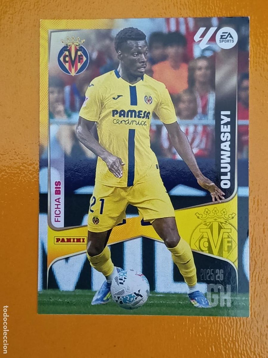 Fu&szlig;ball-Sticker: 377 FICHA BIS. OLUWASEYI. VILLARREAL C.F. MEGACRACKS 2025-26. PANINI