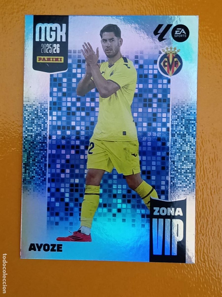Fu&szlig;ball-Sticker: 388 AYOZE. ZONA VIP. VILLARREAL C.F. MEGACRACKS 2025-26. PANINI