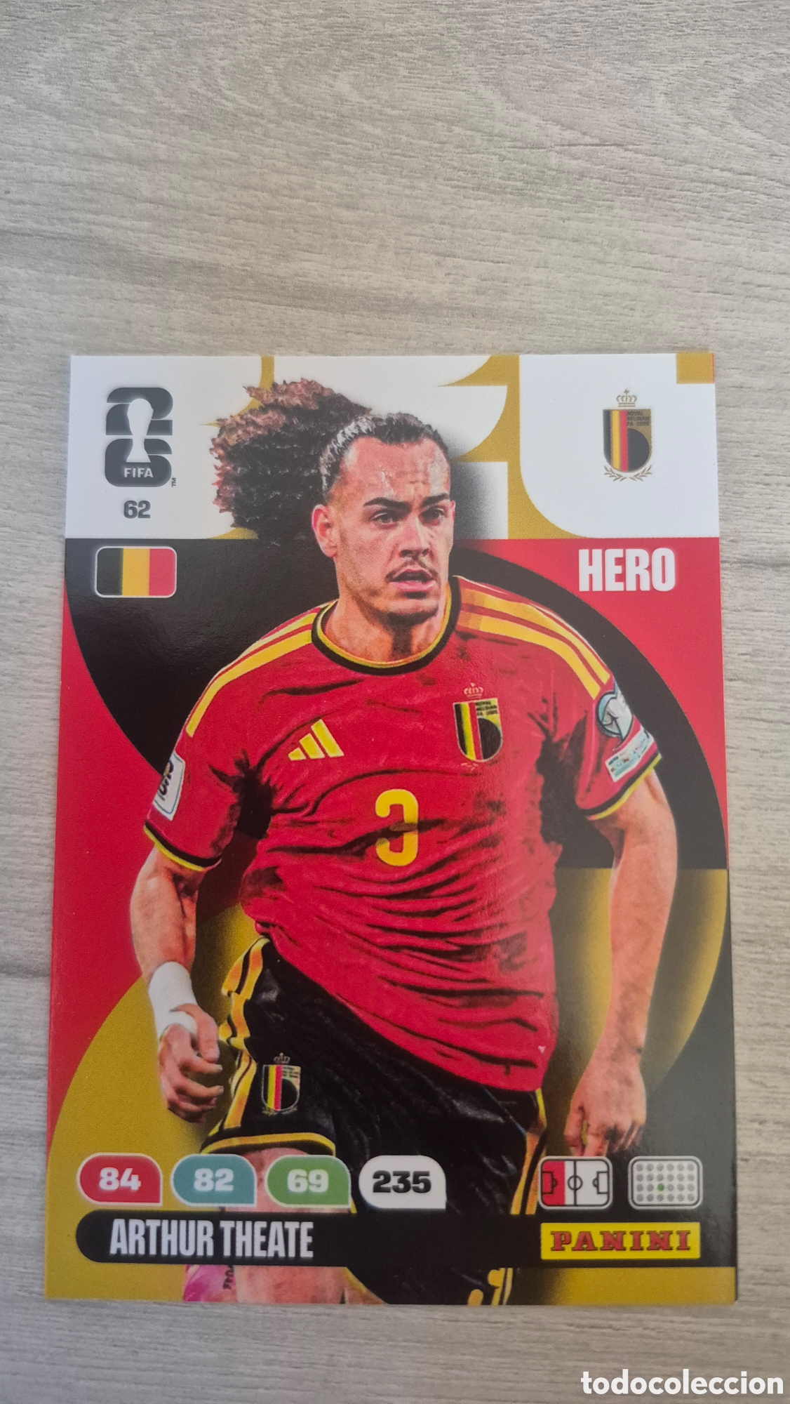 Fu&szlig;ball-Sticker: N&deg;62 B&eacute;lgica Arthur Theate Adrenalyn FIFA World Cup 26