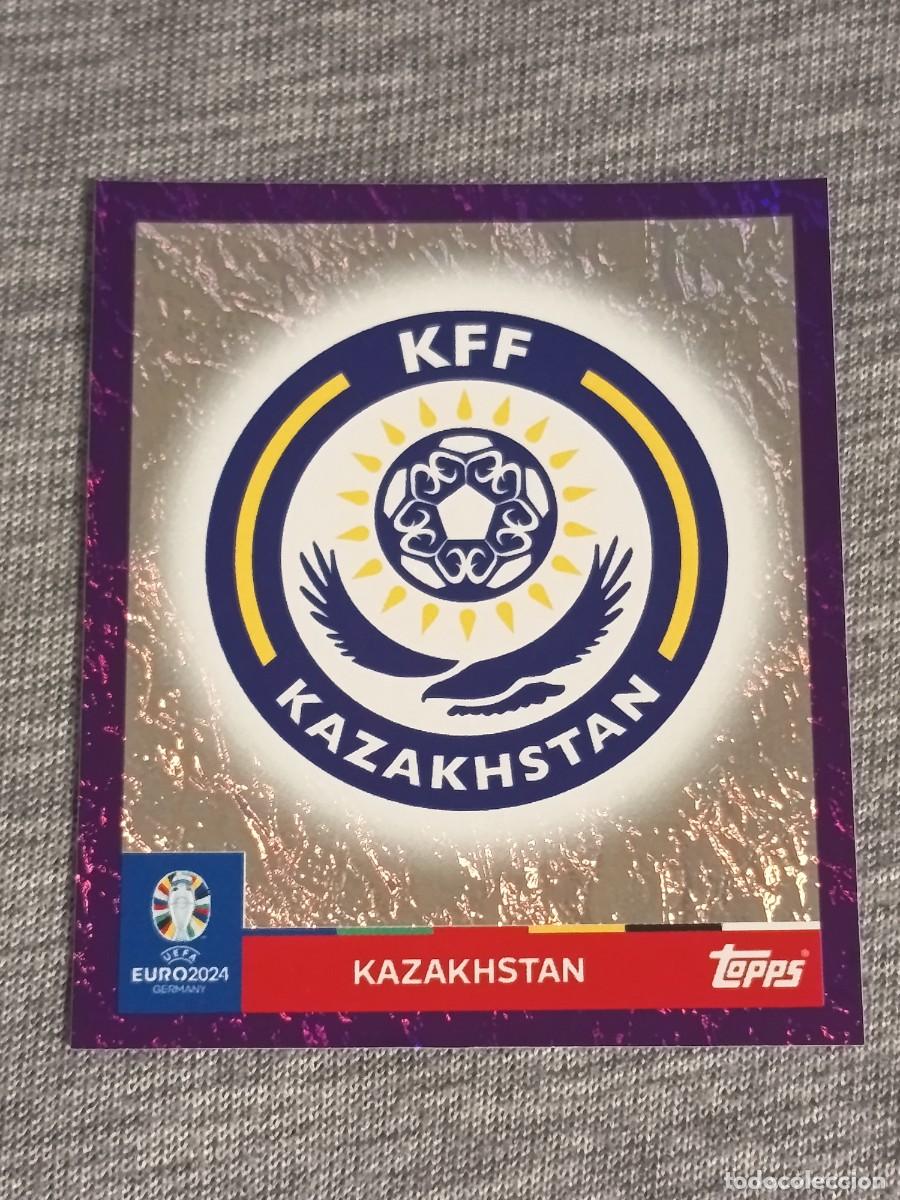 Cromos de f&uacute;tbol: EURO 2024 TOPPS STICKERS PARALELO PURPLE LILA KAZ 1 KAZAKHSTAN LOGO ESCUDO nuevo sin pegar