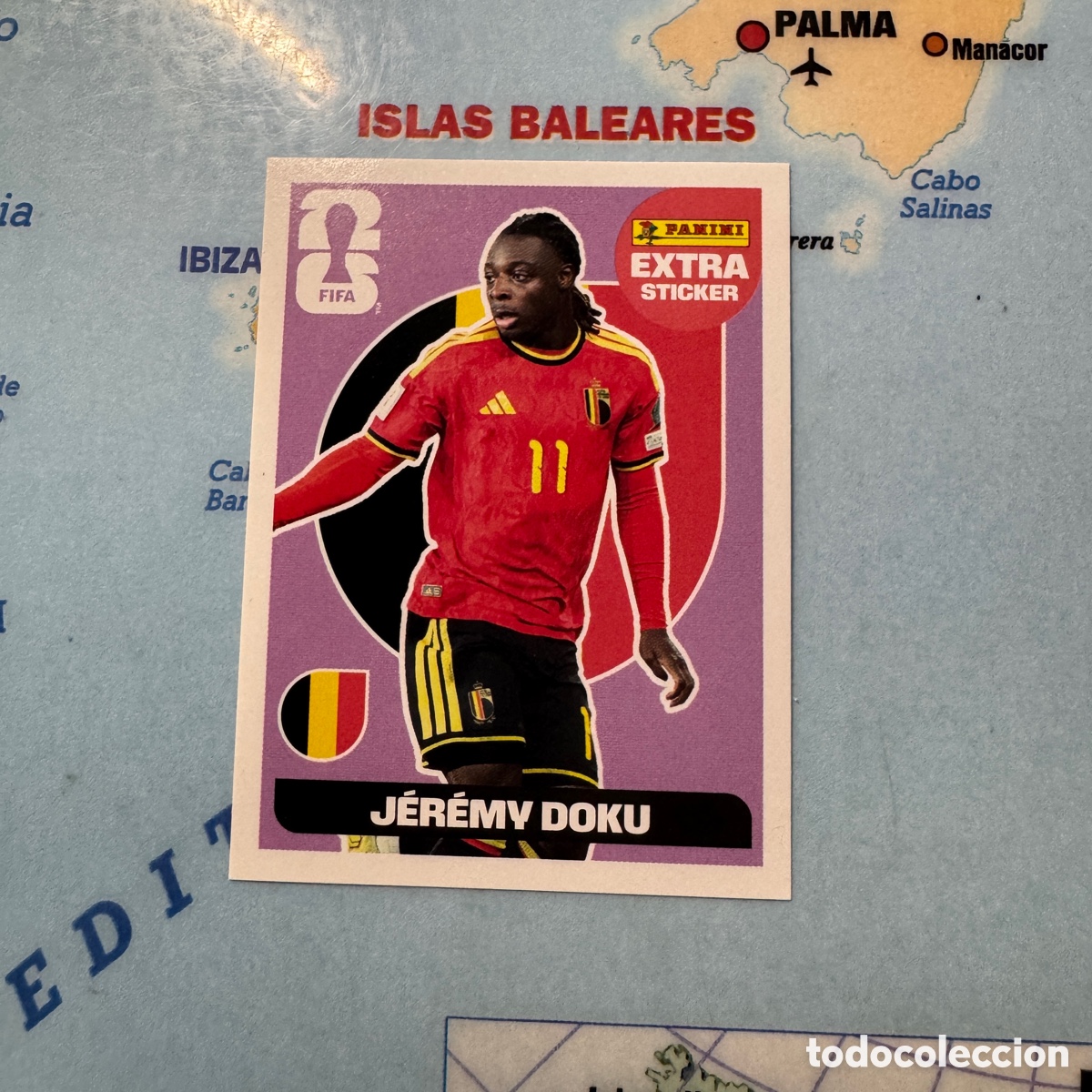 Cromos de f&uacute;tbol: Jeremy Doku extra sticker versi&oacute;n morada de B&eacute;lgica cromo panini Mundial Fifa World Cup 2026