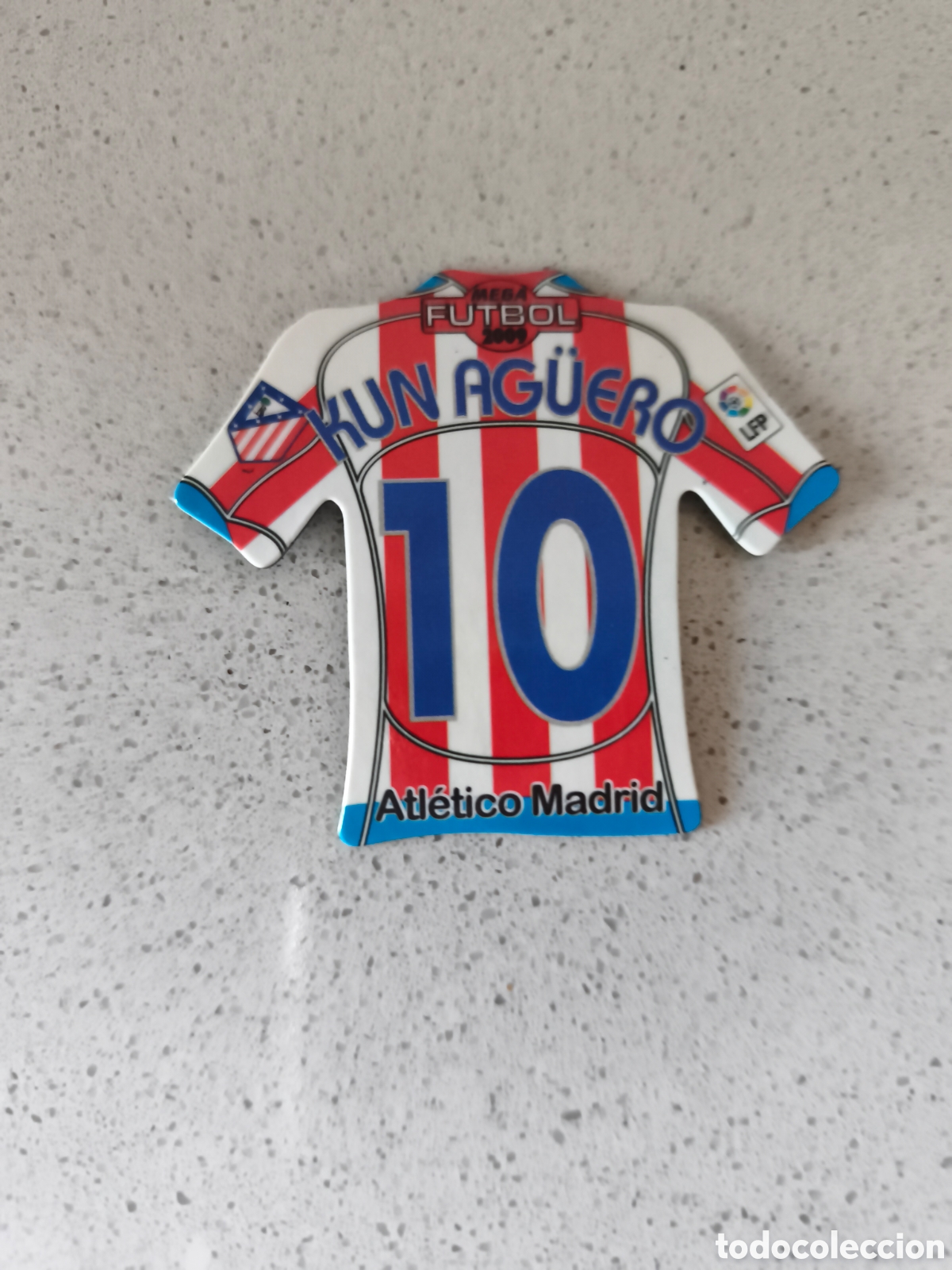 Cromos de f&uacute;tbol: CAMISETA IMAN NUMERO 10 KUN AGUERO ATLETICO DE MADRID. MEGA FUTBOL MAGNETS 2008-2009