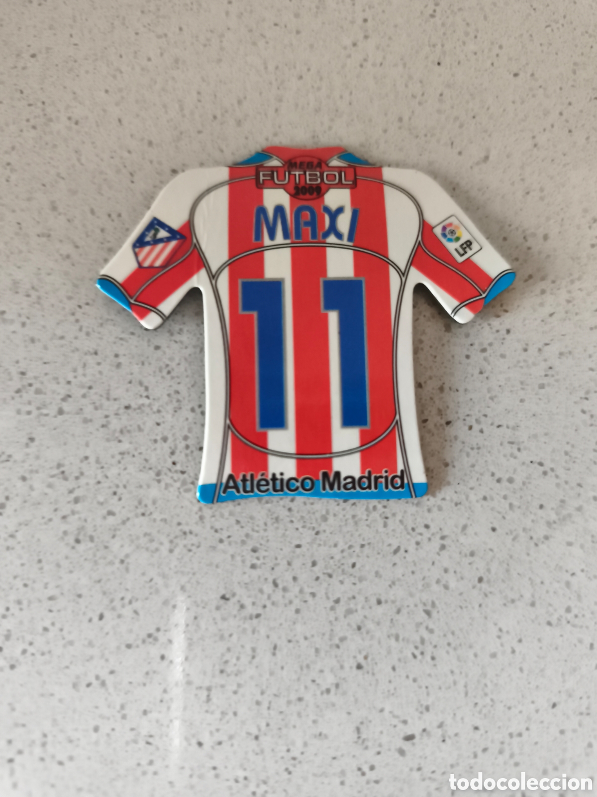 Cromos de f&uacute;tbol: CAMISETA IMAN NUMERO 11 MAXI ATLETICO DE MADRID. MEGA FUTBOL MAGNETS 2008-2009
