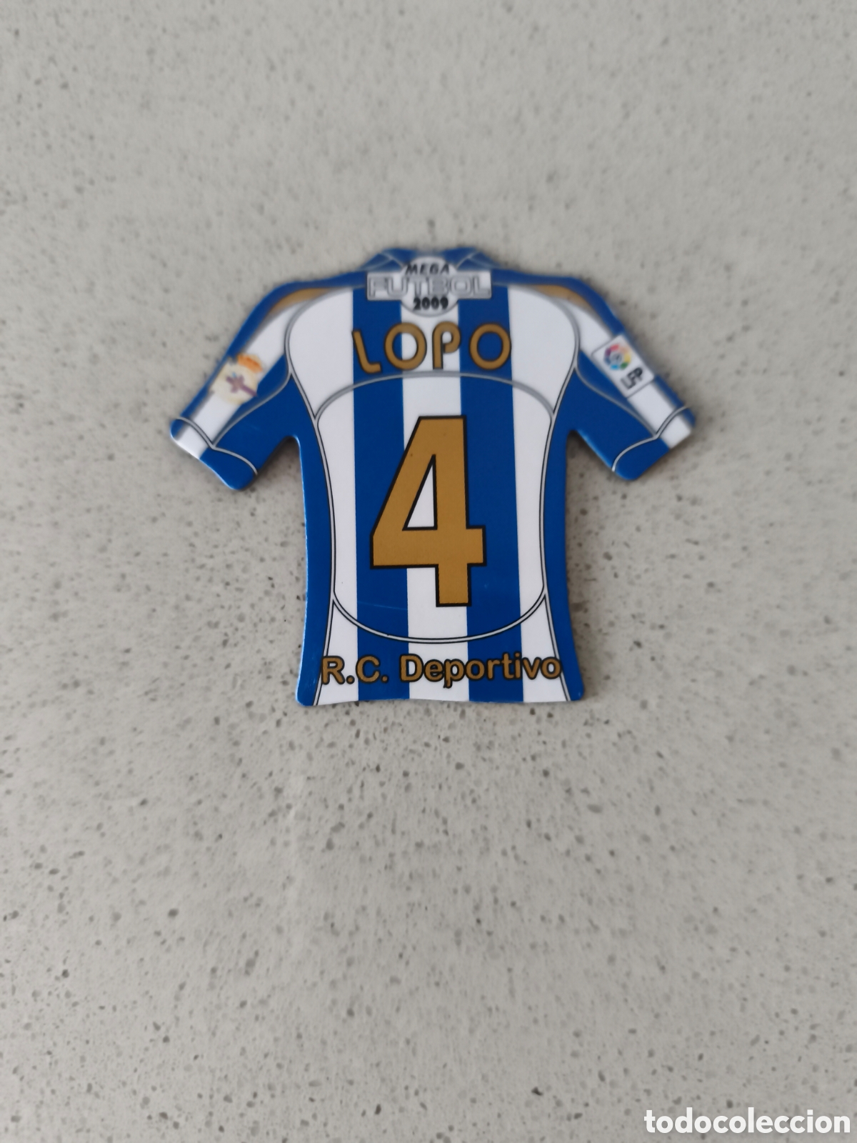 Cromos de f&uacute;tbol: CAMISETA IMAN NUMERO 4 LOPO DEPORTIVO CORU&Ntilde;A. MEGA FUTBOL MAGNETS 2008-2009