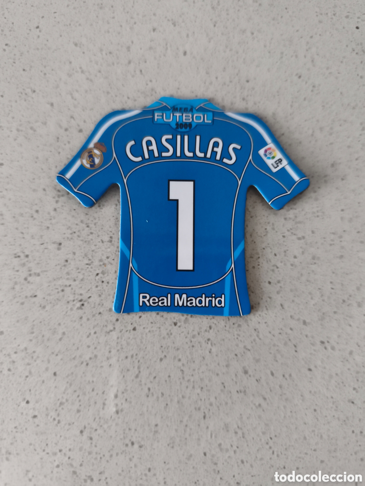 Cromos de f&uacute;tbol: CAMISETA IMAN NUMERO 1 CASILLAS REAL MADRID. MEGA FUTBOL MAGNETS 2008-2009