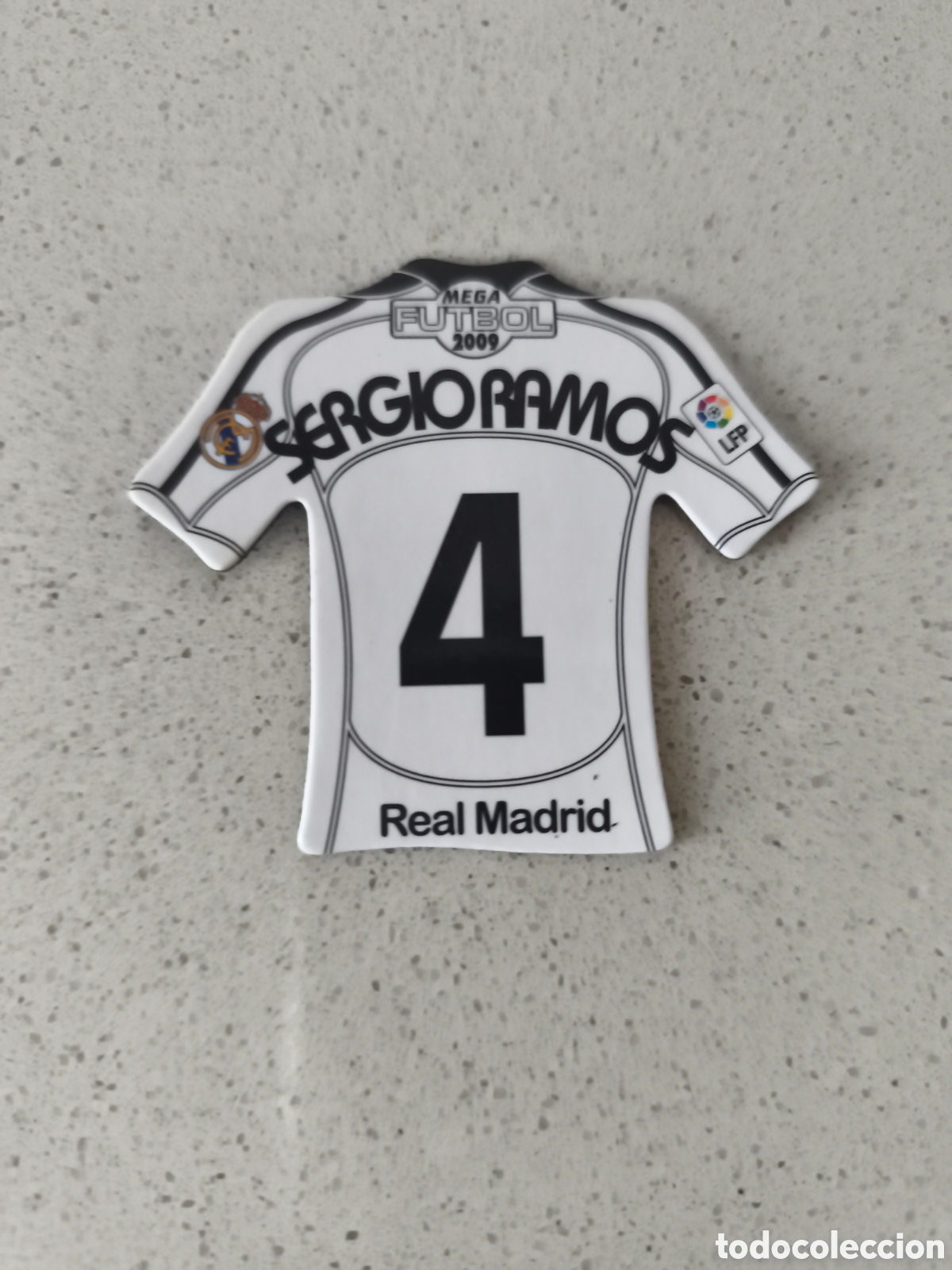 Cromos de f&uacute;tbol: CAMISETA IMAN NUMERO 4 SERGIO RAMOS REAL MADRID. MEGA FUTBOL MAGNETS 2008-2009