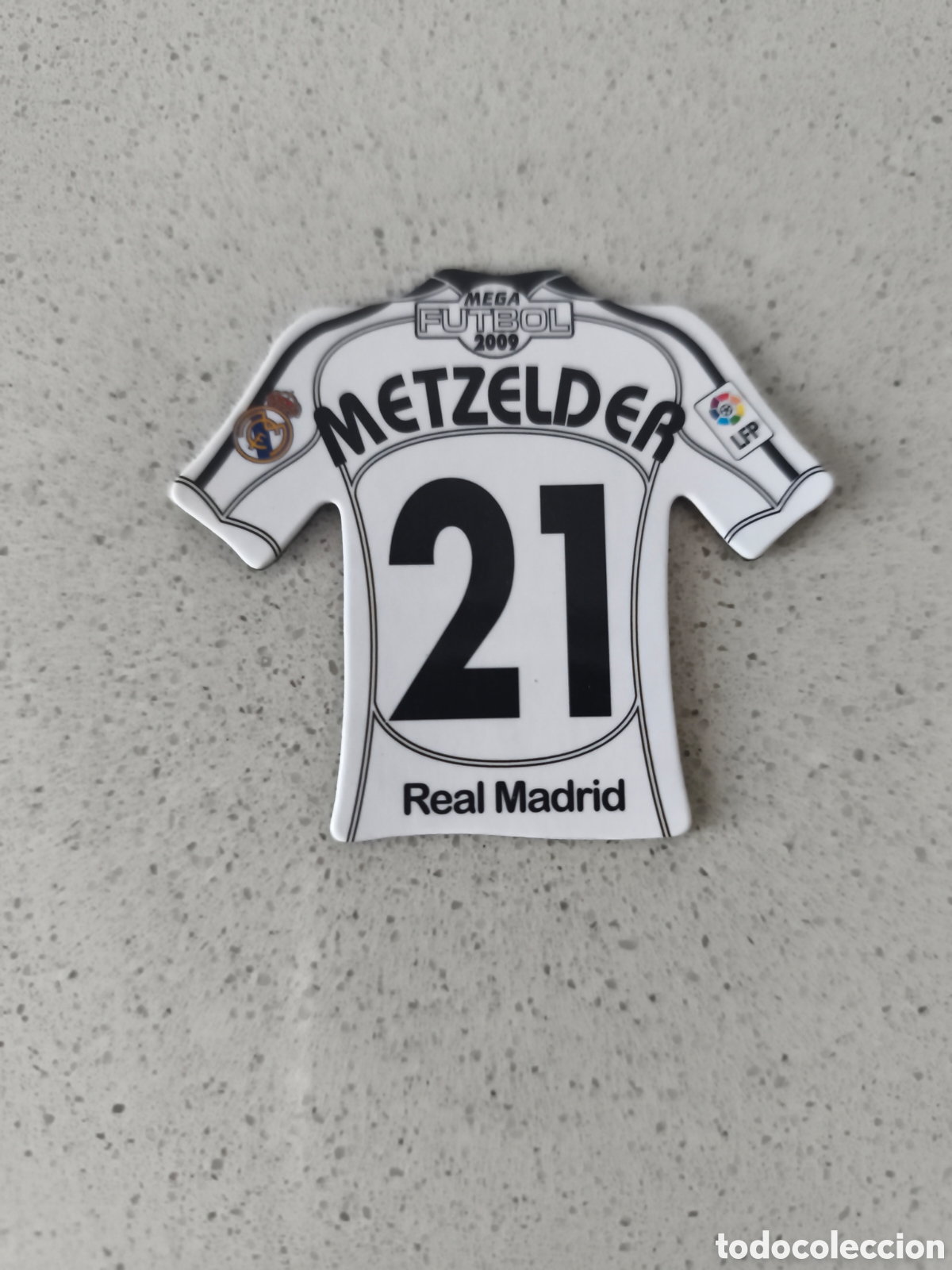 Cromos de f&uacute;tbol: CAMISETA IMAN NUMERO 21 METZELDER REAL MADRID. MEGA FUTBOL MAGNETS 2008-2009